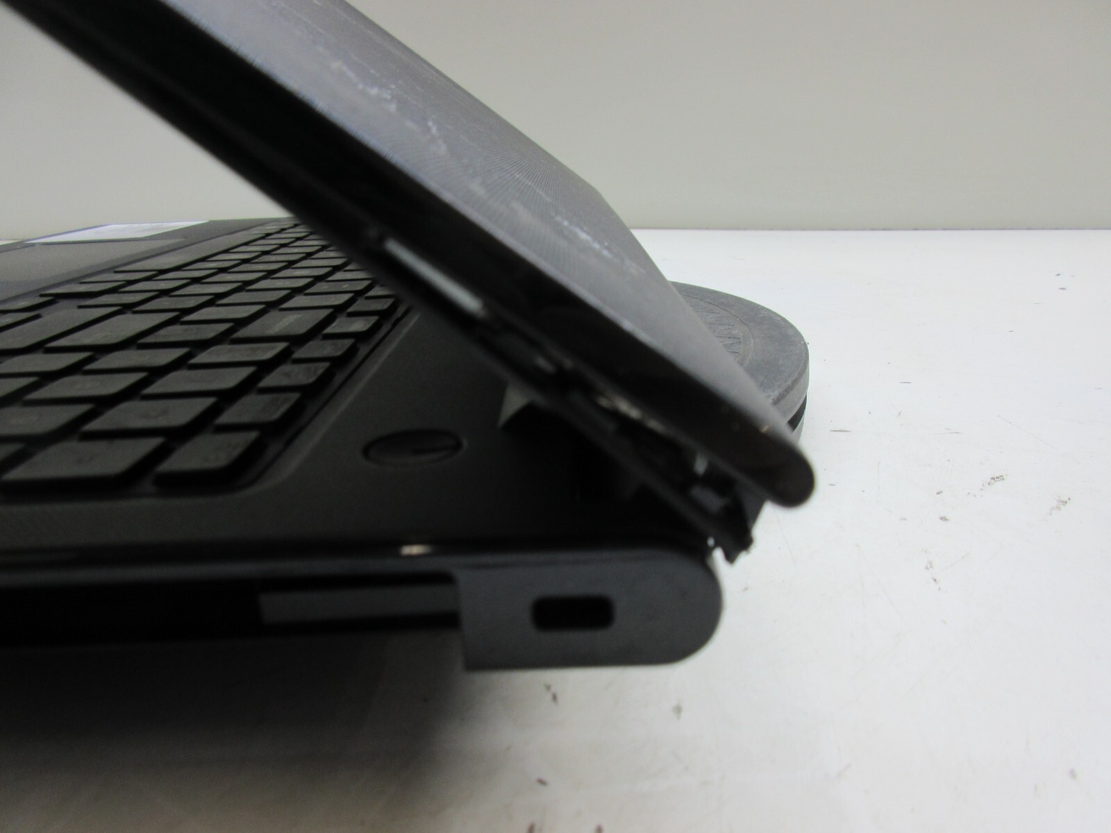 Dell Inspiron 15 3564 AMD A9-9400 2.42GHz 6GB NO HDD