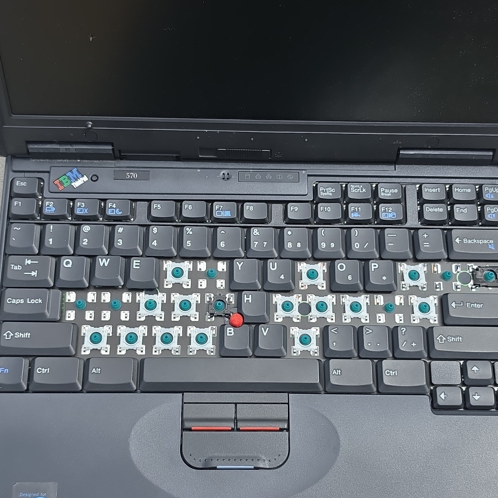 IBM ThinkPad 570 10.4″ Laptop Pentium II 333MHz 64MB Win98 missing keycaps