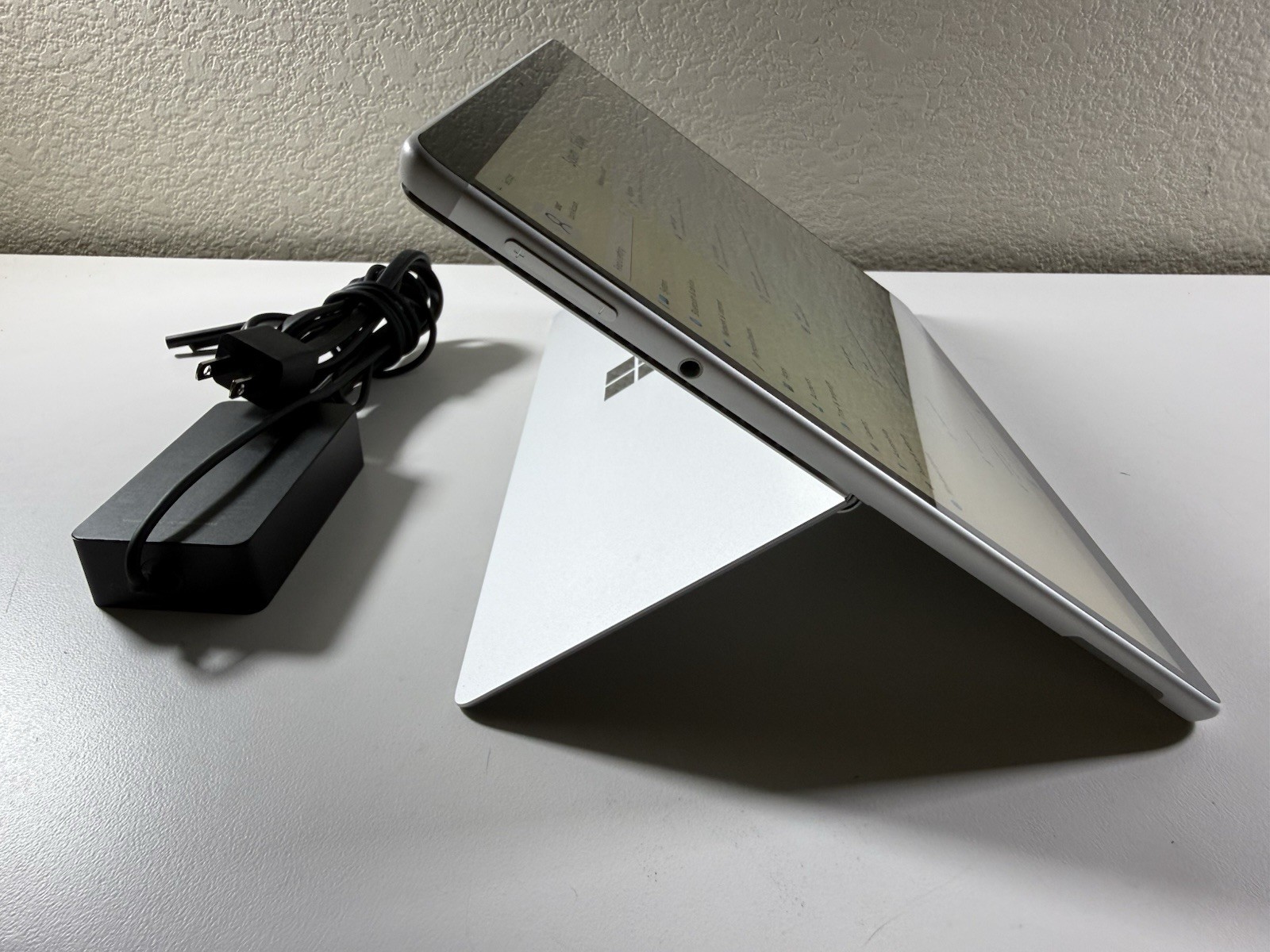 Microsoft Surface Pro 8 (1982) i5-1145G7 – 16GB RAM – 256GB 120Hz – Win 11 Pro