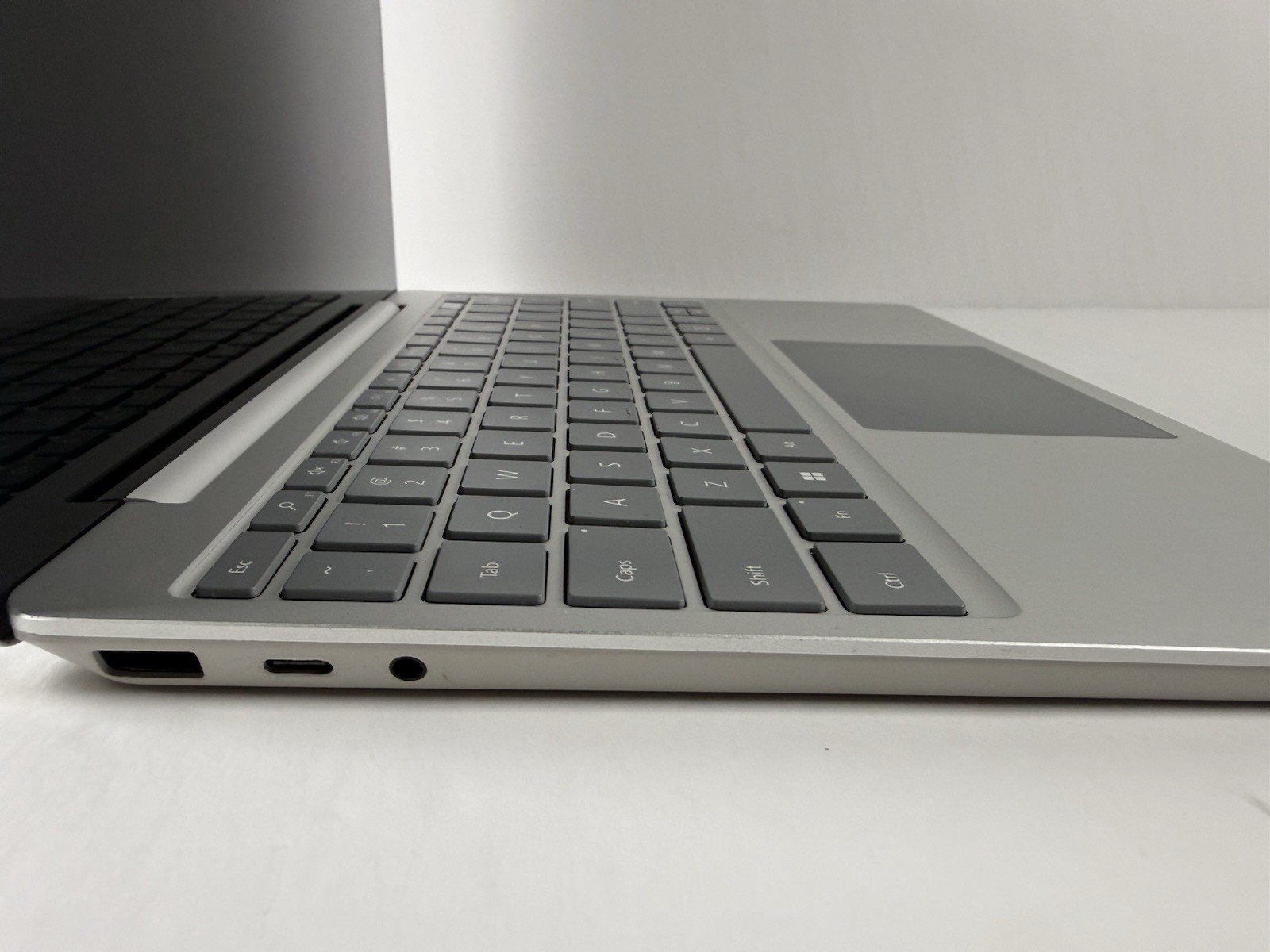 Microsoft Surface Laptop Go 2 2013 12.4″ i5-1135G7 256GB SSD 16GB RAM Win 11 Pro