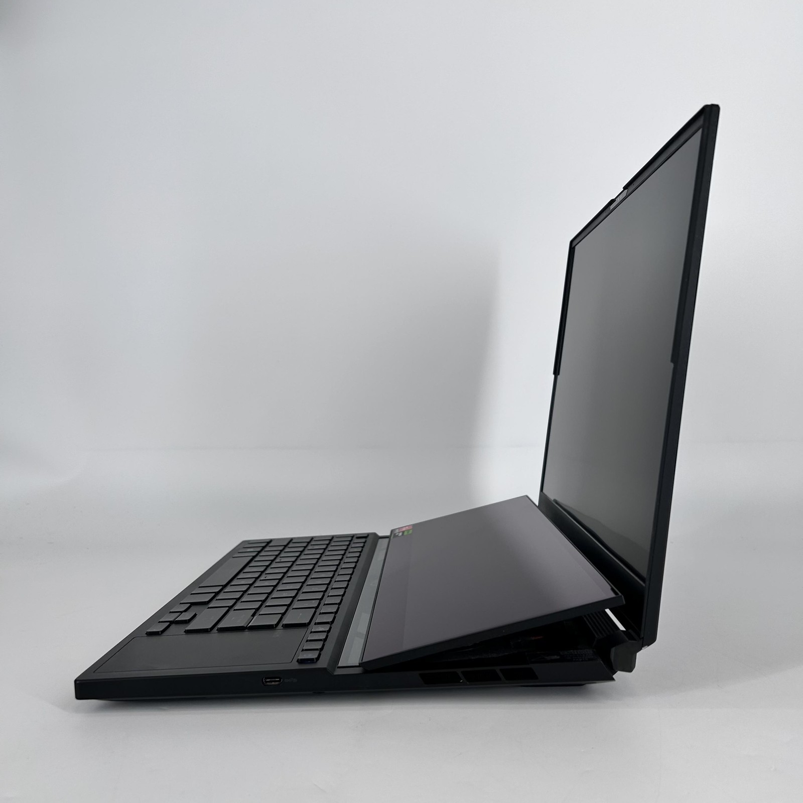 Asus ROG Zephyrus Duo 16 GX650 QHD+ 2.5 GHz Ryzen 9 7945HX 64GB 2TB SSD RTX 4090