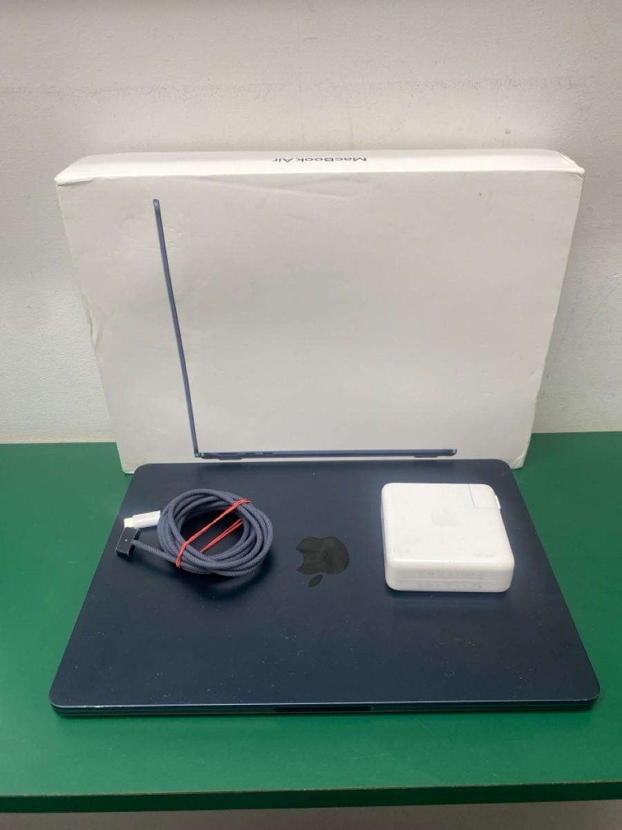 Apple MacBook Air 2022 13″ (256GB SSD, M2 8-core, 8GB) Laptop (E16003529)