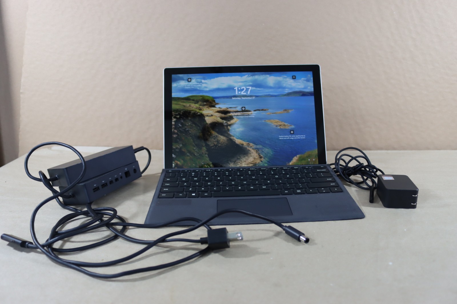 Microsoft Surface Pro 5 i5-7300U 8GB RAM 256GB Wi-Fi + LTE
