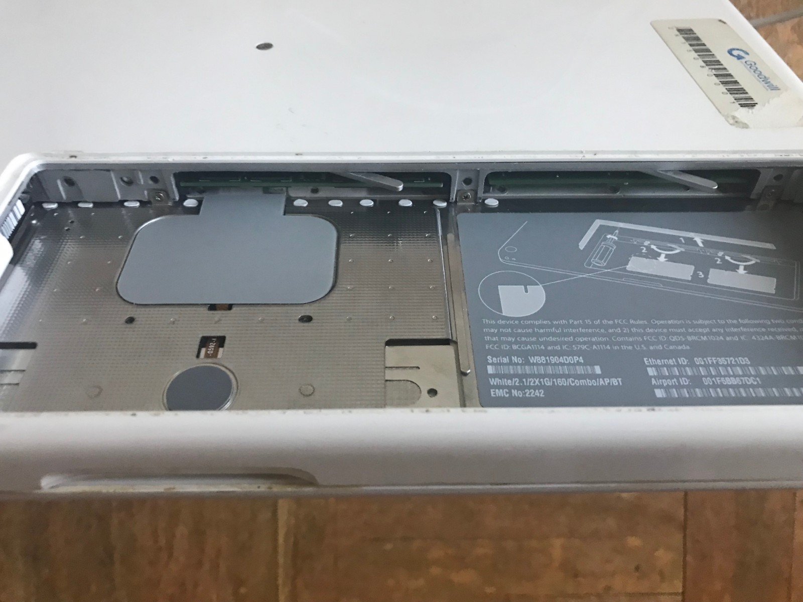 Apple MacBook A1181 1.83 GHz 2GB RAM 120 GB HDD OSx 10.6.8 No Charger Or Battery