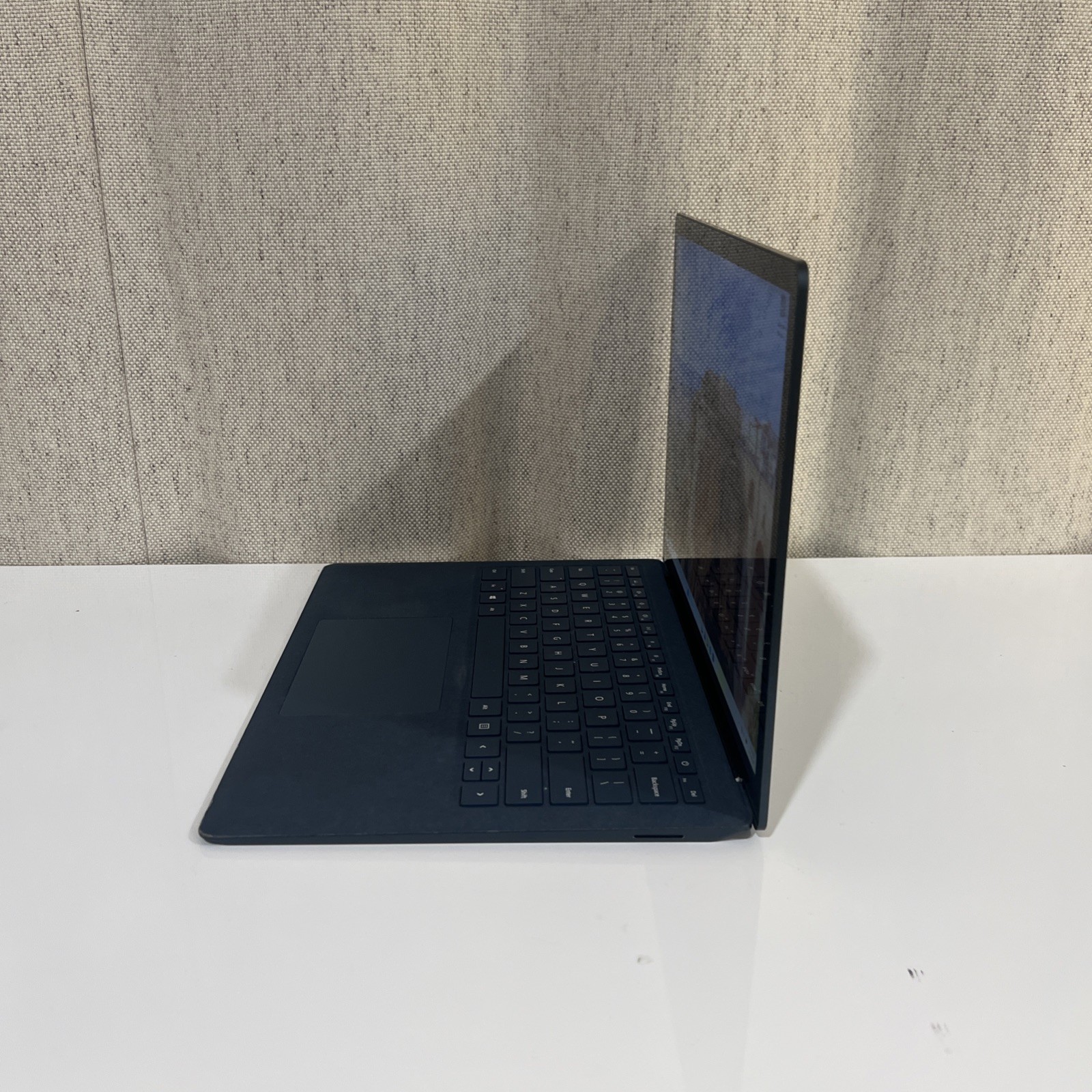 Surface Laptop 3 13.5″ i7/16GB/512GB – Charger Included – Good For: School/Work