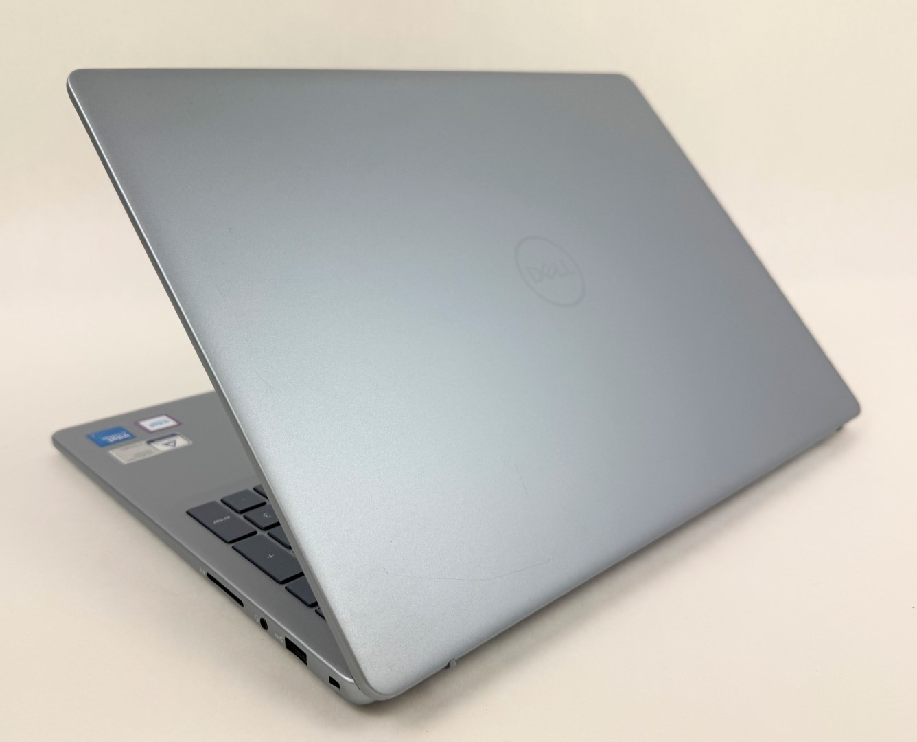 Dell Inspiron 5640 16″ 1920×1200 Touch Core 7 150U 32GB 1TB SSD W11H – Dents