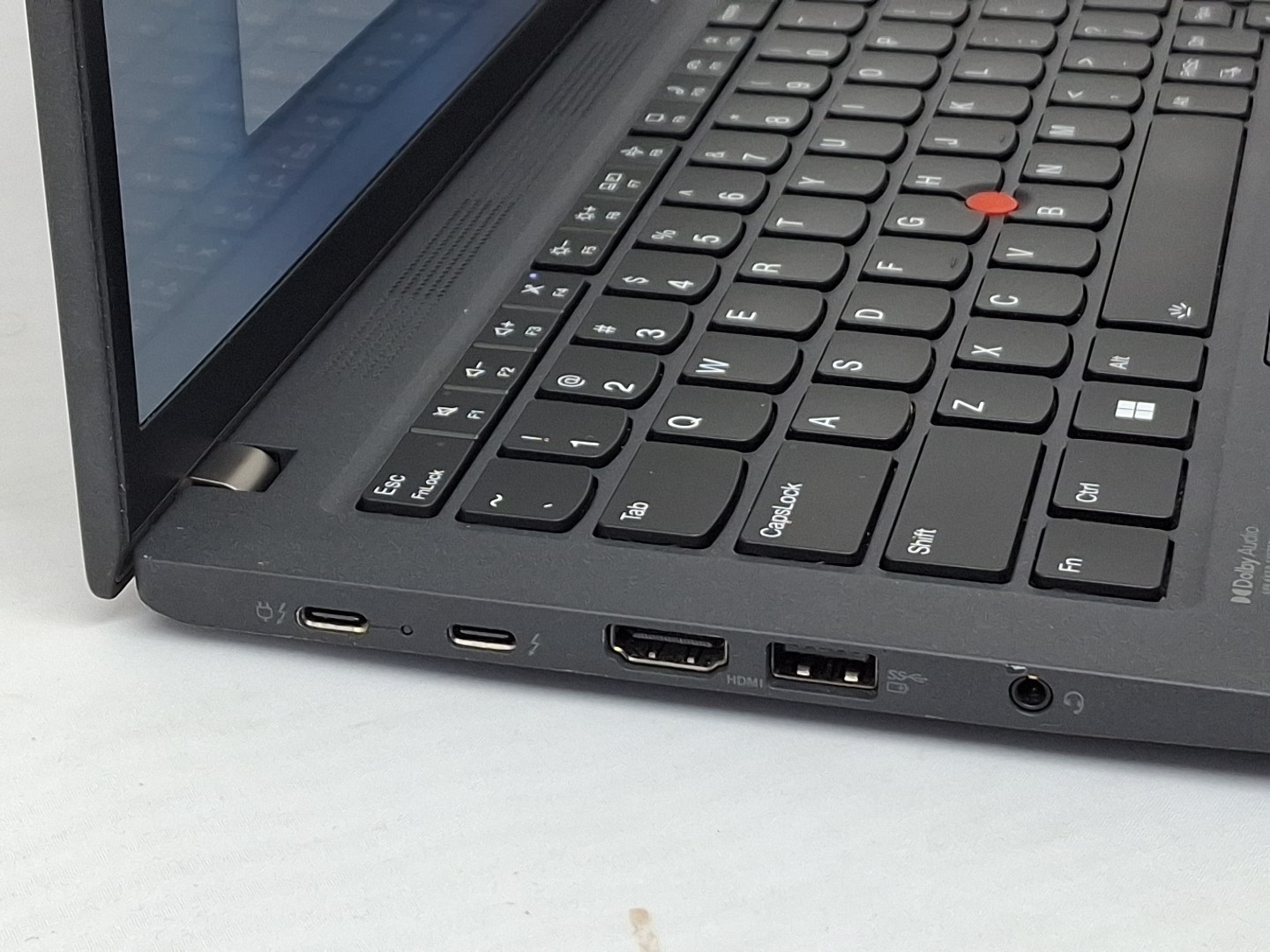 Lenovo ThinkPad T14s Gen 3 – i7-1270P – 16GB, 512GB, Windows 11 – tiny scratch