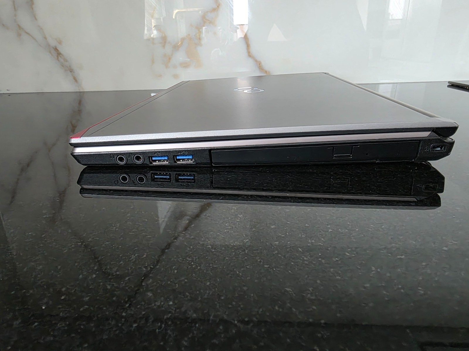 Laptop Fujitsu LifeBook e754 i5 8GB 320GB DVD-RW 15.6 inch Full HD Windows 10