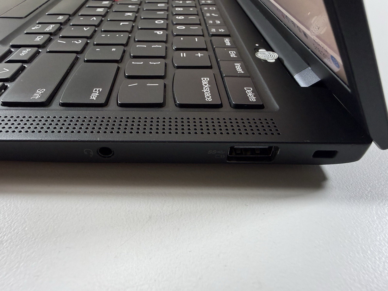 Lenovo ThinkPad X1 Carbon 9th Gen 14″ Intel i7-1185G7 16GB DDR4 256GB Win 11