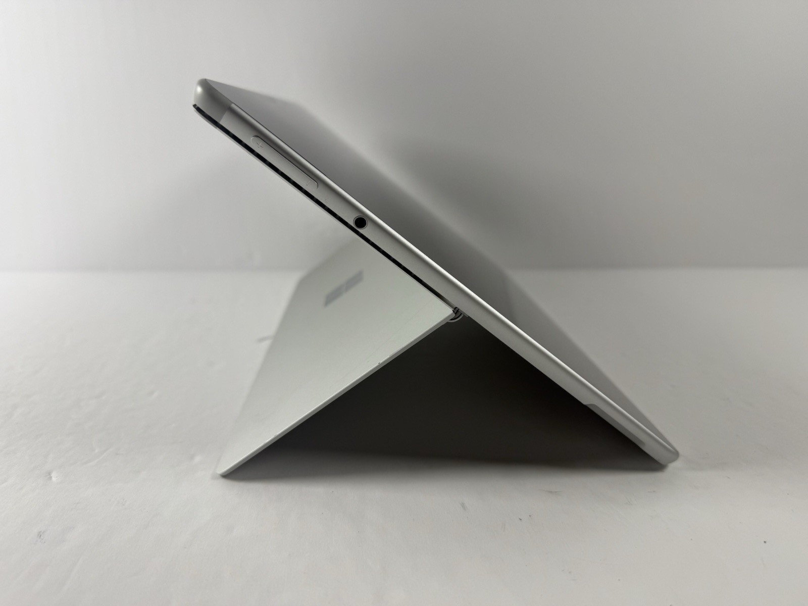 Microsoft Surface Pro 8 (1982) i5-1145G7 – 16GB RAM – 256GB 120Hz – Win 11 Pro