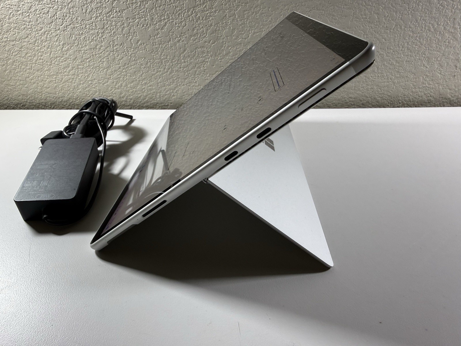 Microsoft Surface Pro 8 (1982) i5-1145G7 – 16GB RAM – 256GB 120Hz – Win 11 Pro