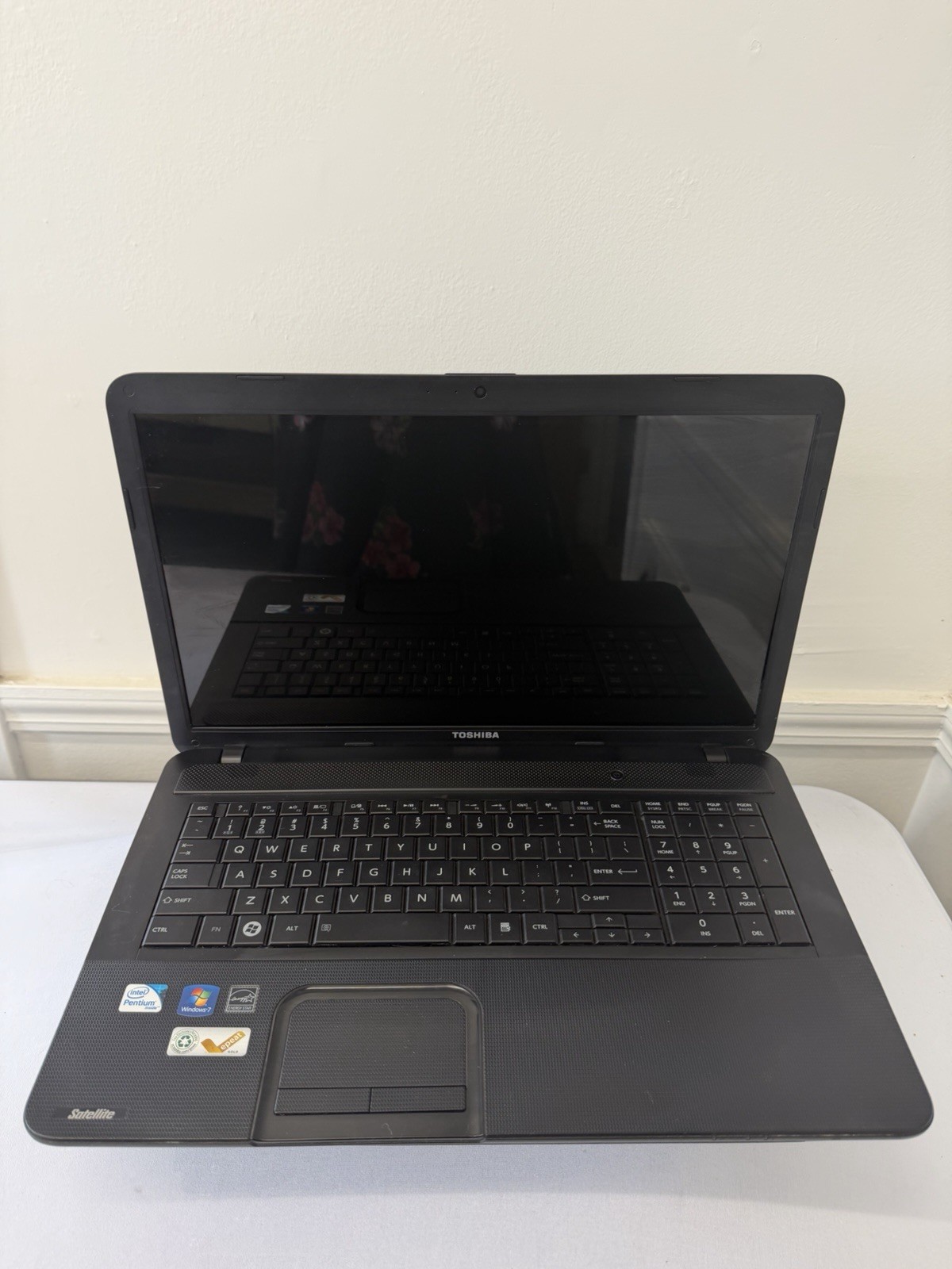 Toshiba Satellite C875-S7205 Laptop – Good Screen – Intel Pentium B970 -Read Des