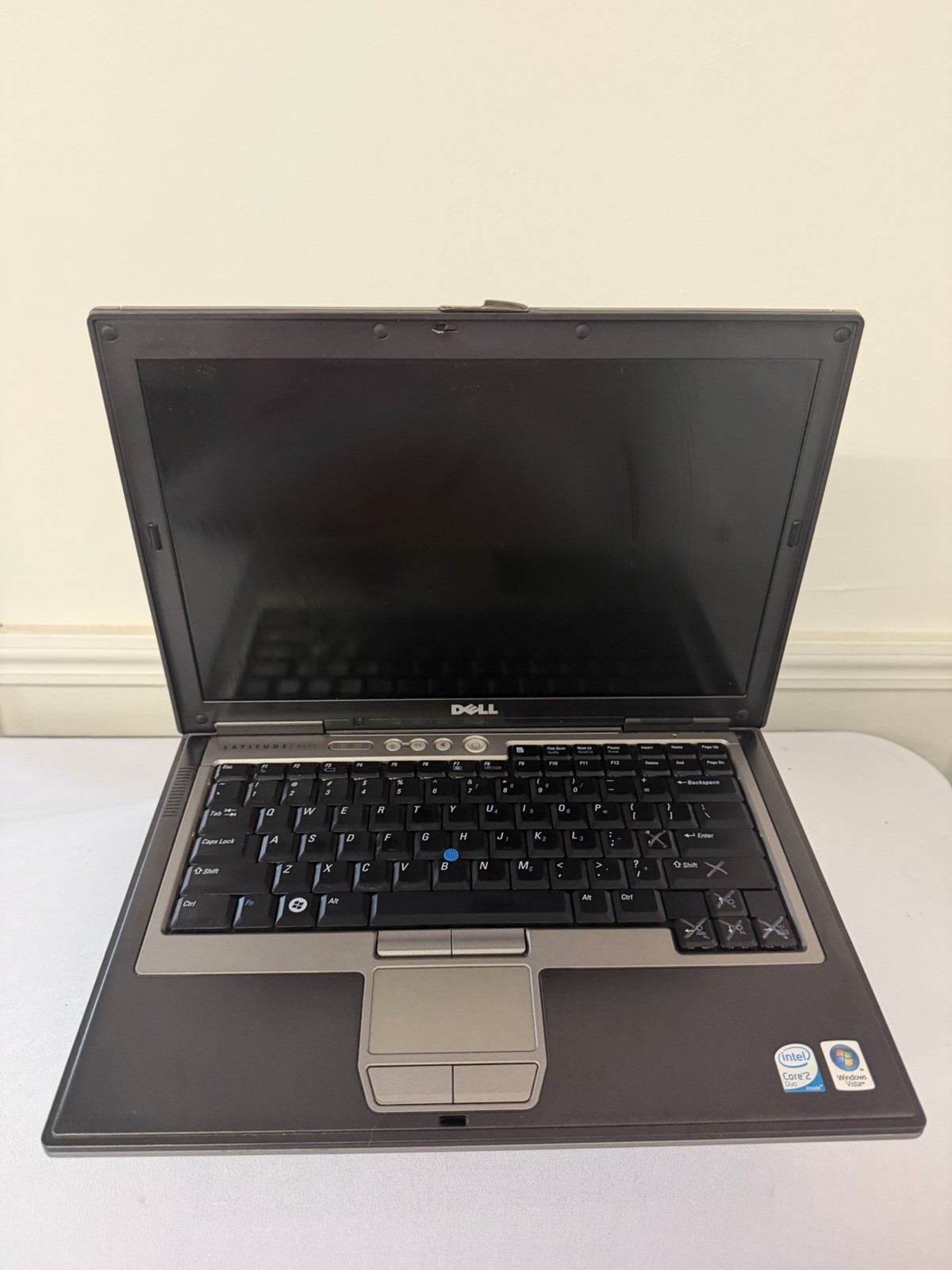 Dell Latitude D630 Laptop – Good Screen – Intel Duo 06FD – RAM 2 GB – Read Des