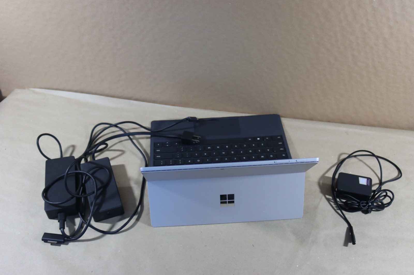 Microsoft Surface Pro 5 i5-7300U 8GB RAM 256GB Wi-Fi + LTE