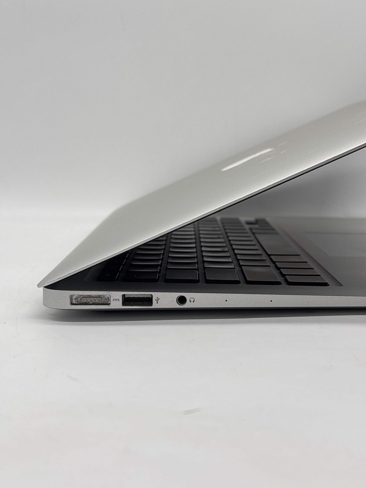 Apple MacBook Air 13″ A1466 2015 Intel Core i5 4GB RAM 256GB SSD Silver – Used