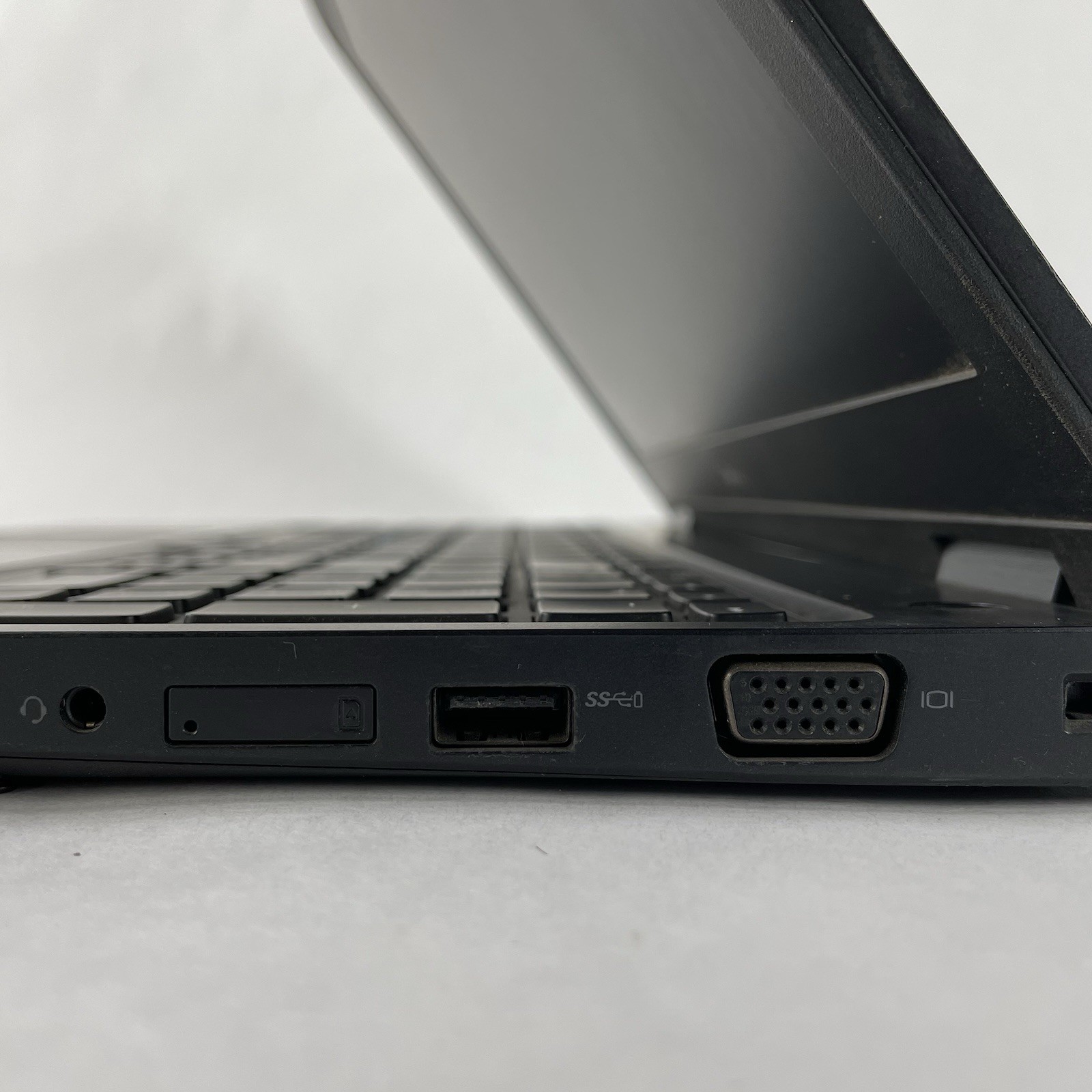Dell Latitude 5580 15.6″ i5-7300U 2.6 GHz 8 GB RAM No SSD/OS/AC – Bad Back Edge