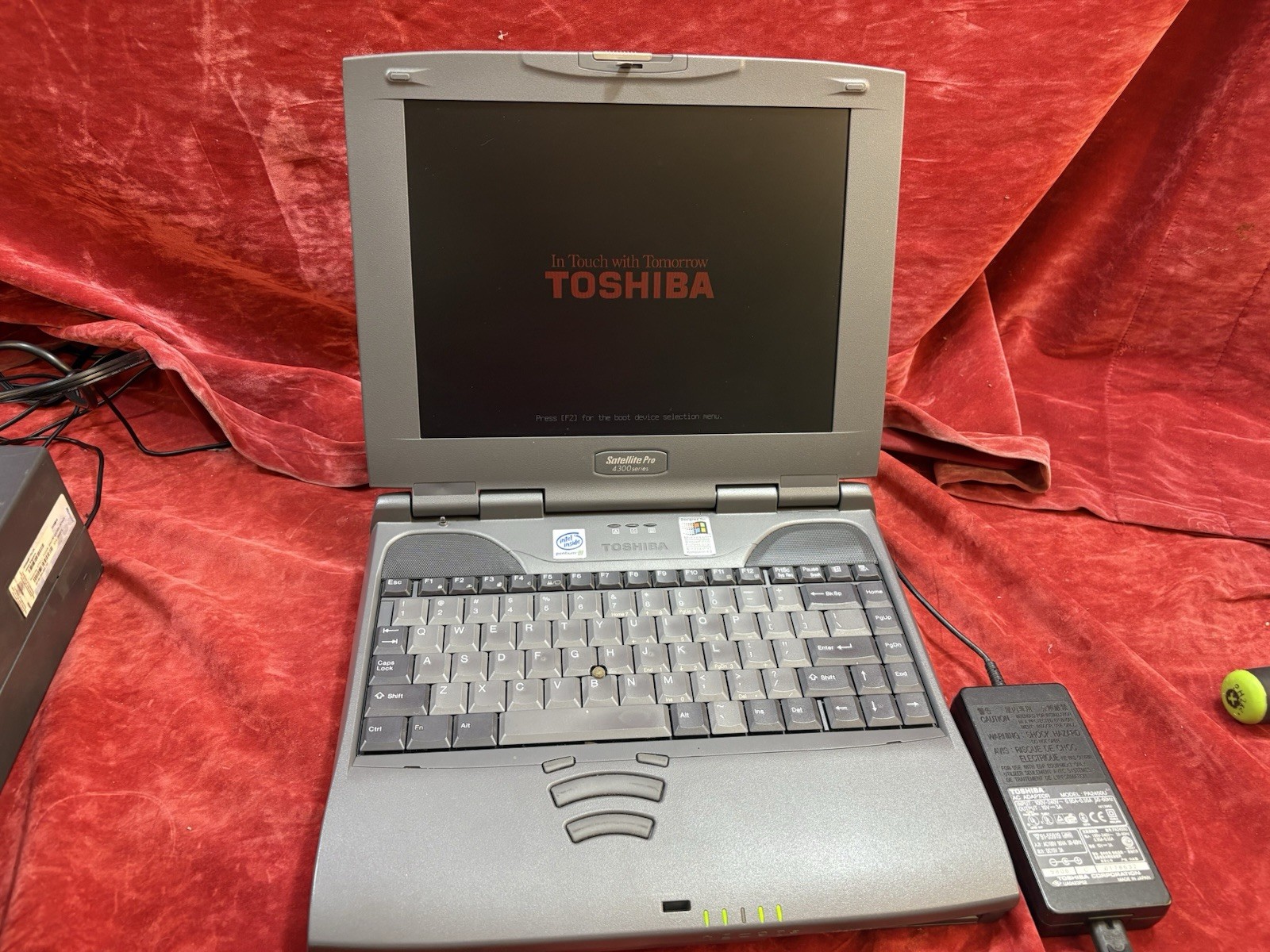 Vintage Toshiba Laptop Pentium III 600 128MB Multi-boots Win 2000 NT 4.0 AND 98