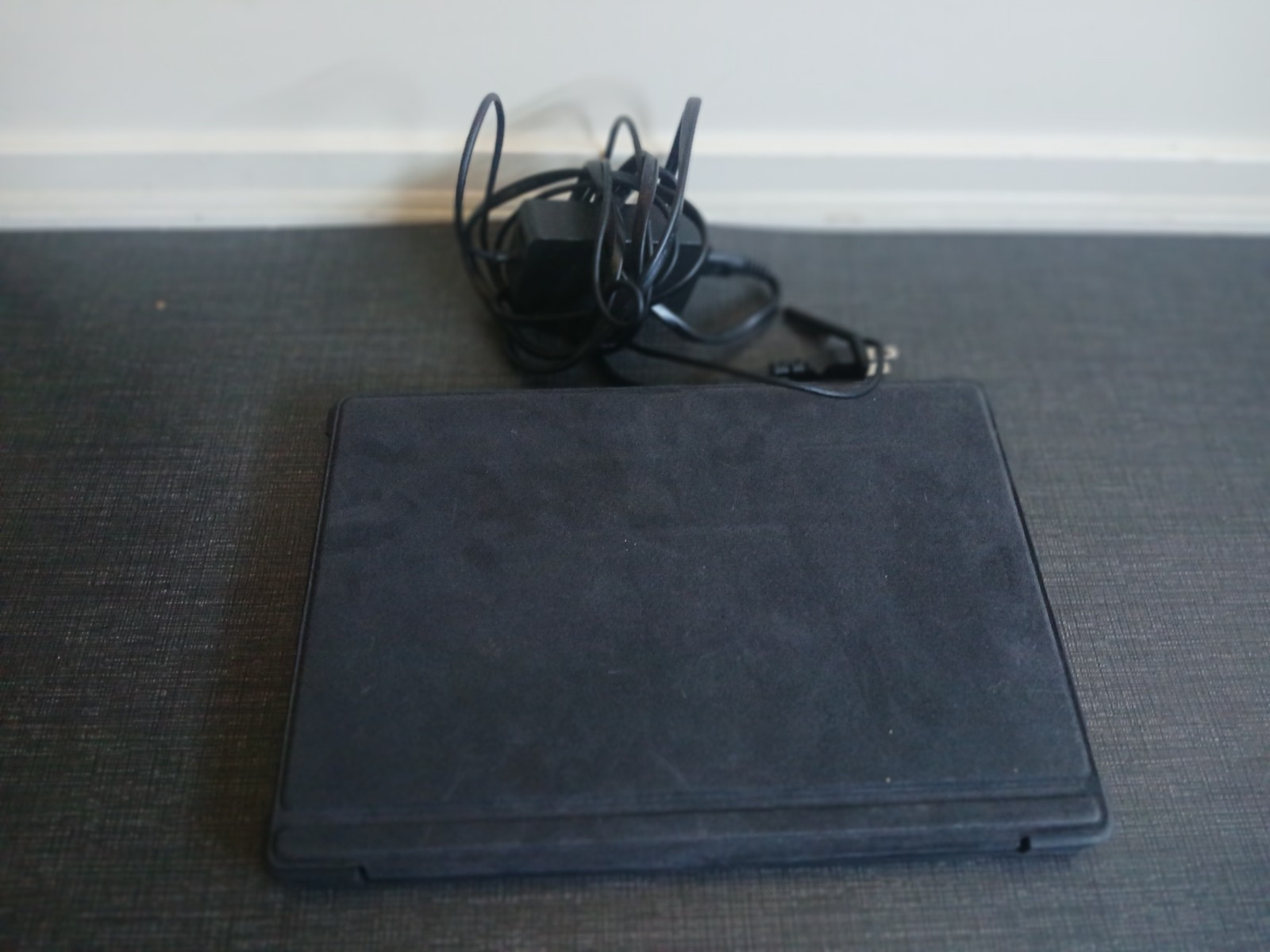Microsoft Surface Pro 4 12.3″ i5-6300U 4GB DDR3 128GB SSD Windows 11 (working)