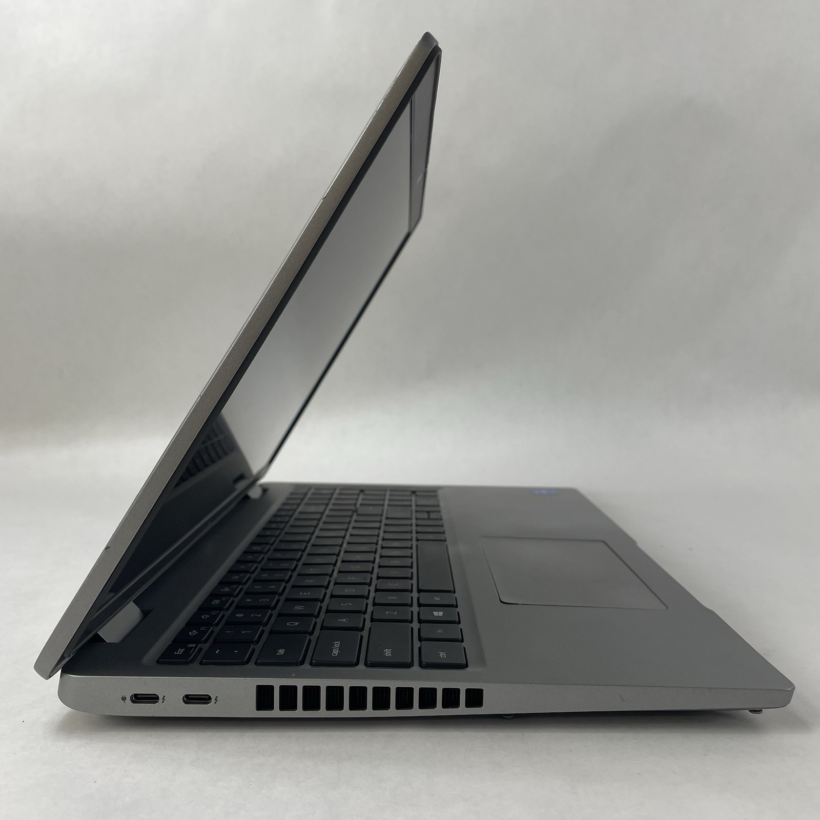 Dell Latitude 5520 15.6″ i5-1135G7 2.4GHz 8GB RAM No SSD/OS/AC – Scratched Paint