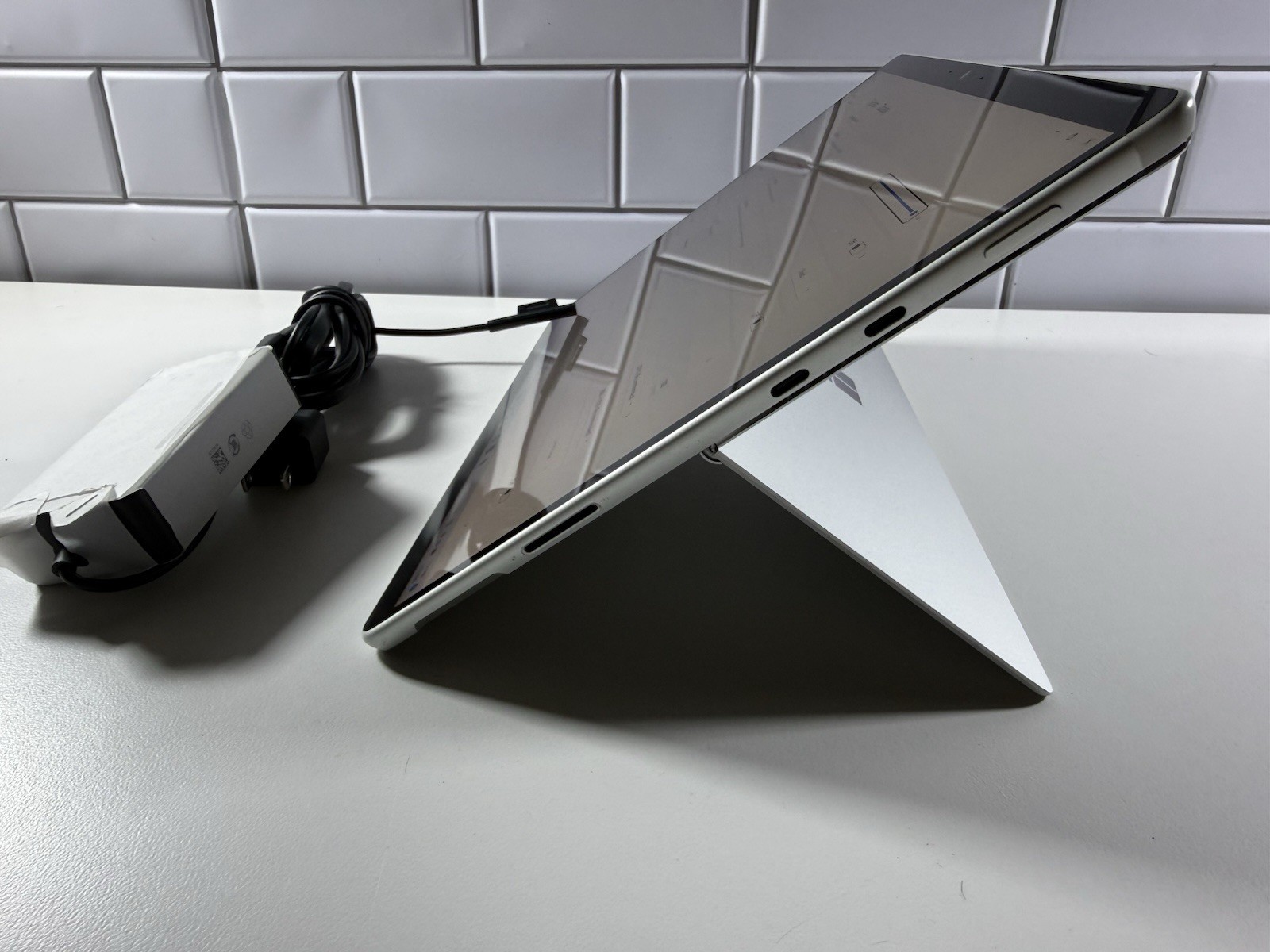 Microsoft Surface Pro 8 (1982) i5-1145G7 – 16GB RAM – 256GB 120Hz – Win 11 Pro