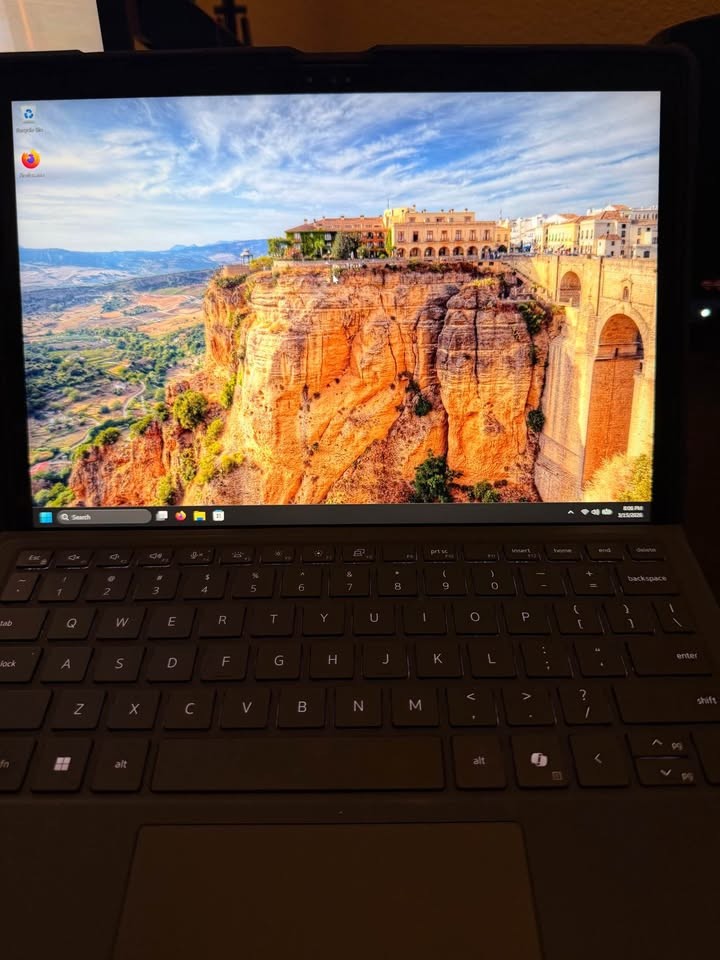 Dell latitude 7350 (512GB, 16GB, 164U) – Dell K21M Keyboard – 2 E2222H Monitors