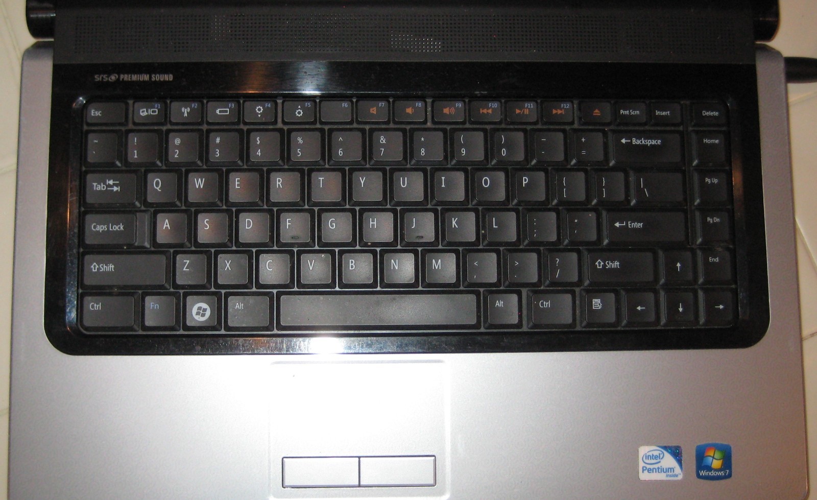 Dell Studio 1555 Laptop Pentium Dual-Core@2.2GHz, 2GB RAM, 500GB HDD, Win 7 Home