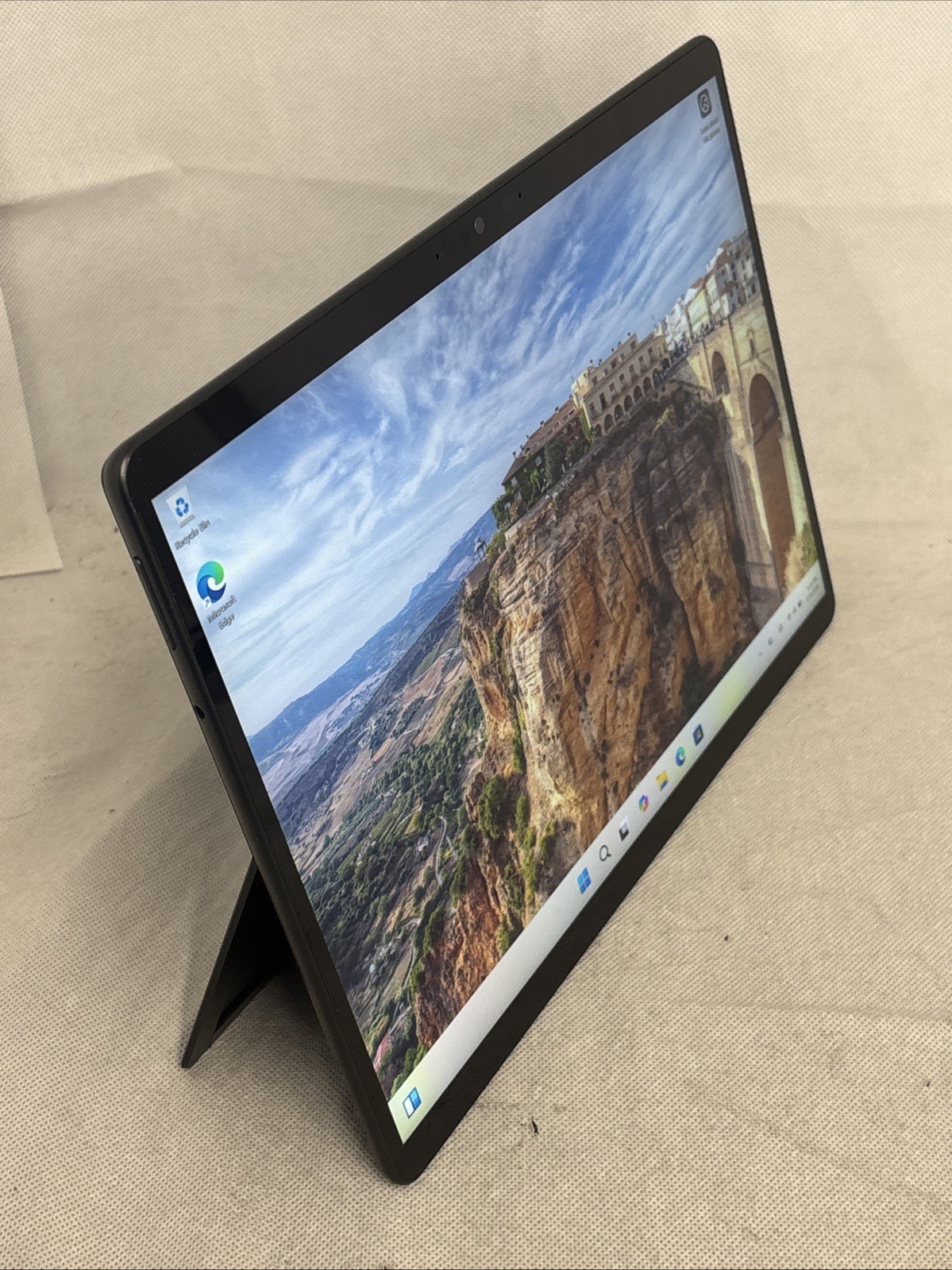 Microsoft Surface Pro 8 13″ (256GB, Intel i7 11th Gen., 16GB) Graphite