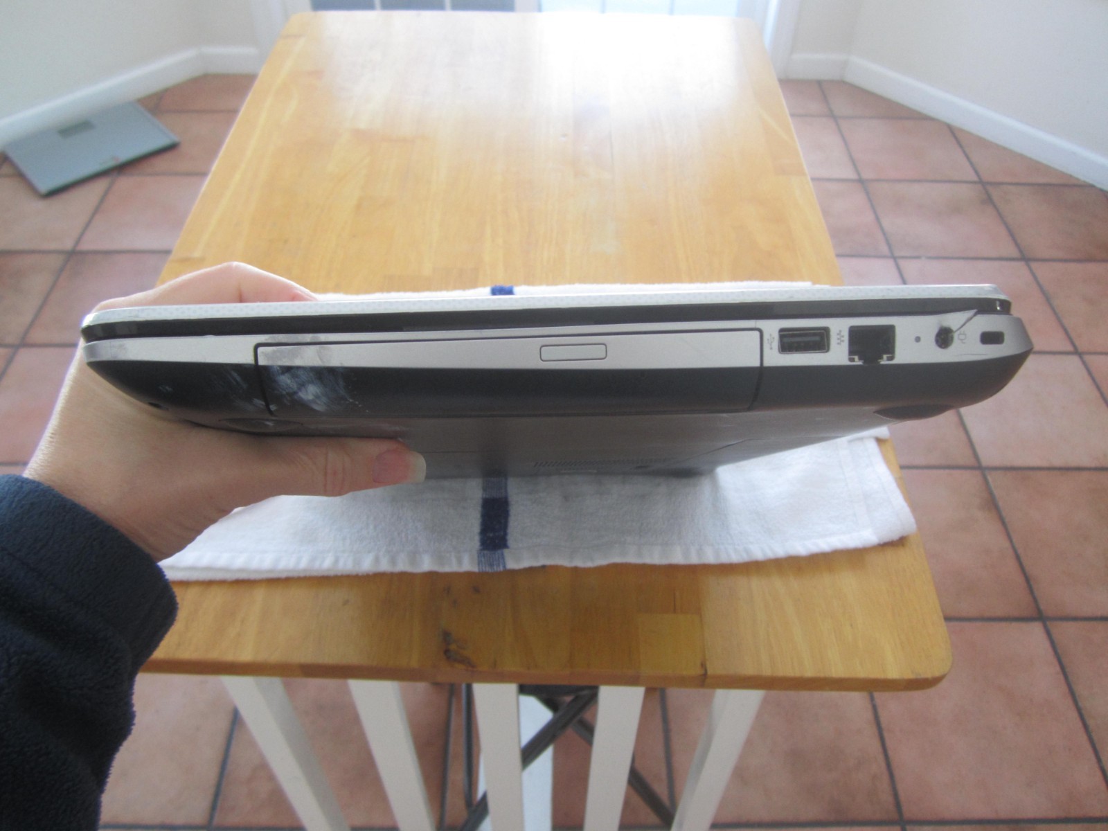 FOR PARTS – HP Pavilion 17-e113dx 4GBRAM 80GBHD SCREEN INTACT BROKEN HING NoCord