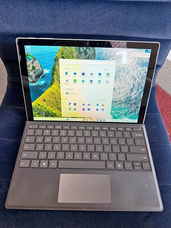 Microsoft Surface Pro 5 (256Gb, Intel Core i5 7th Gen., 2.60GHz, 8GB)…