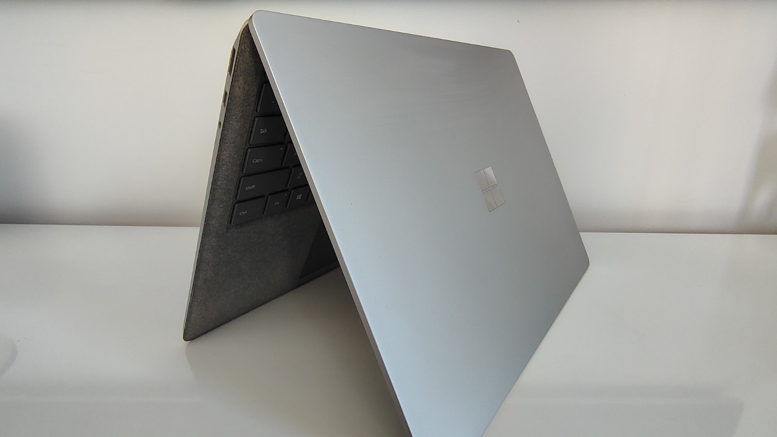 Microsoft Surface Laptop 1769 – i5 7200U, 128GB SSD, 4GB Ram -vClean Barely Used