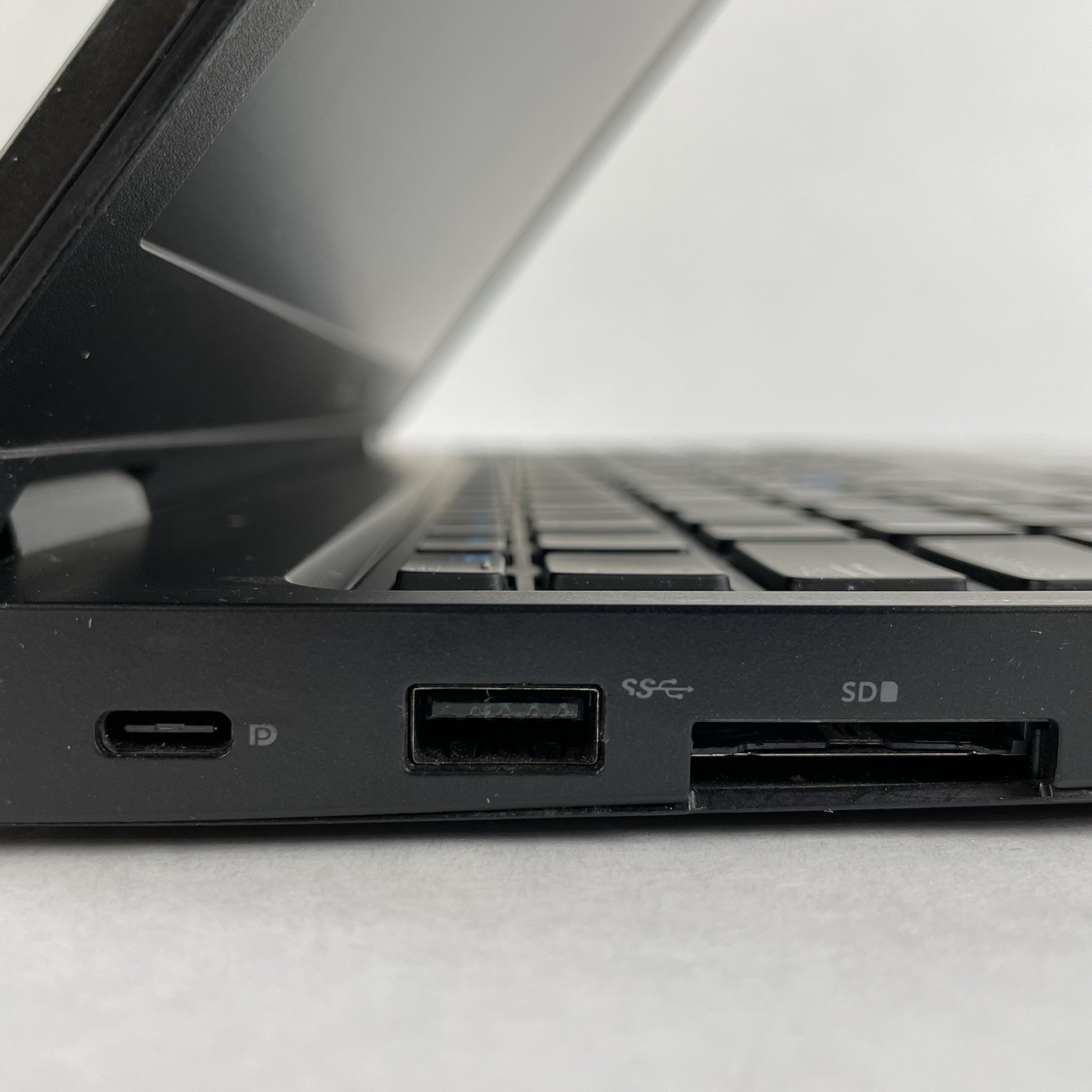 Dell Latitude 5580 15.6″ i5-7300U 2.60 GHz 8 GB RAM No SSD No OS – Bad Edge