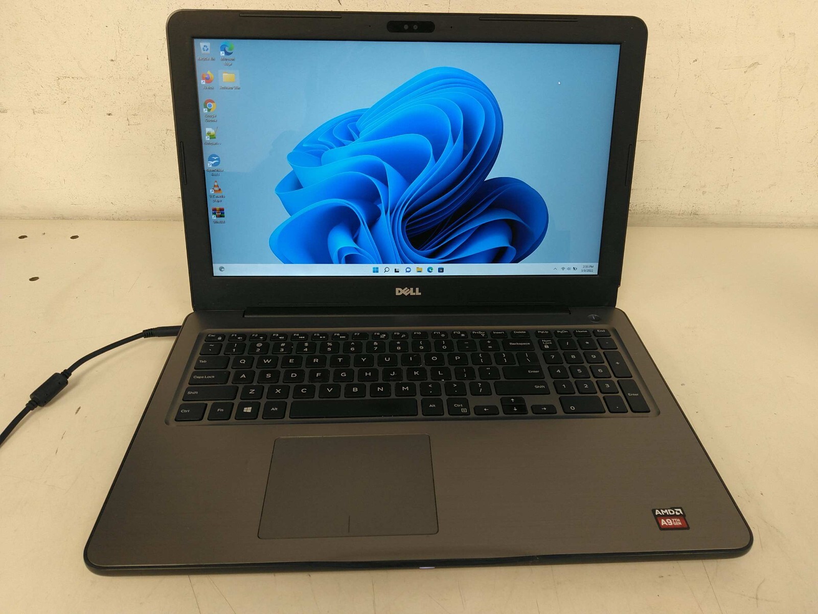 Dell inspiron 5565 15.6″AMD A9-9400 2400mhz 8gb ram 240gb SSD Charger* GFFPYL2