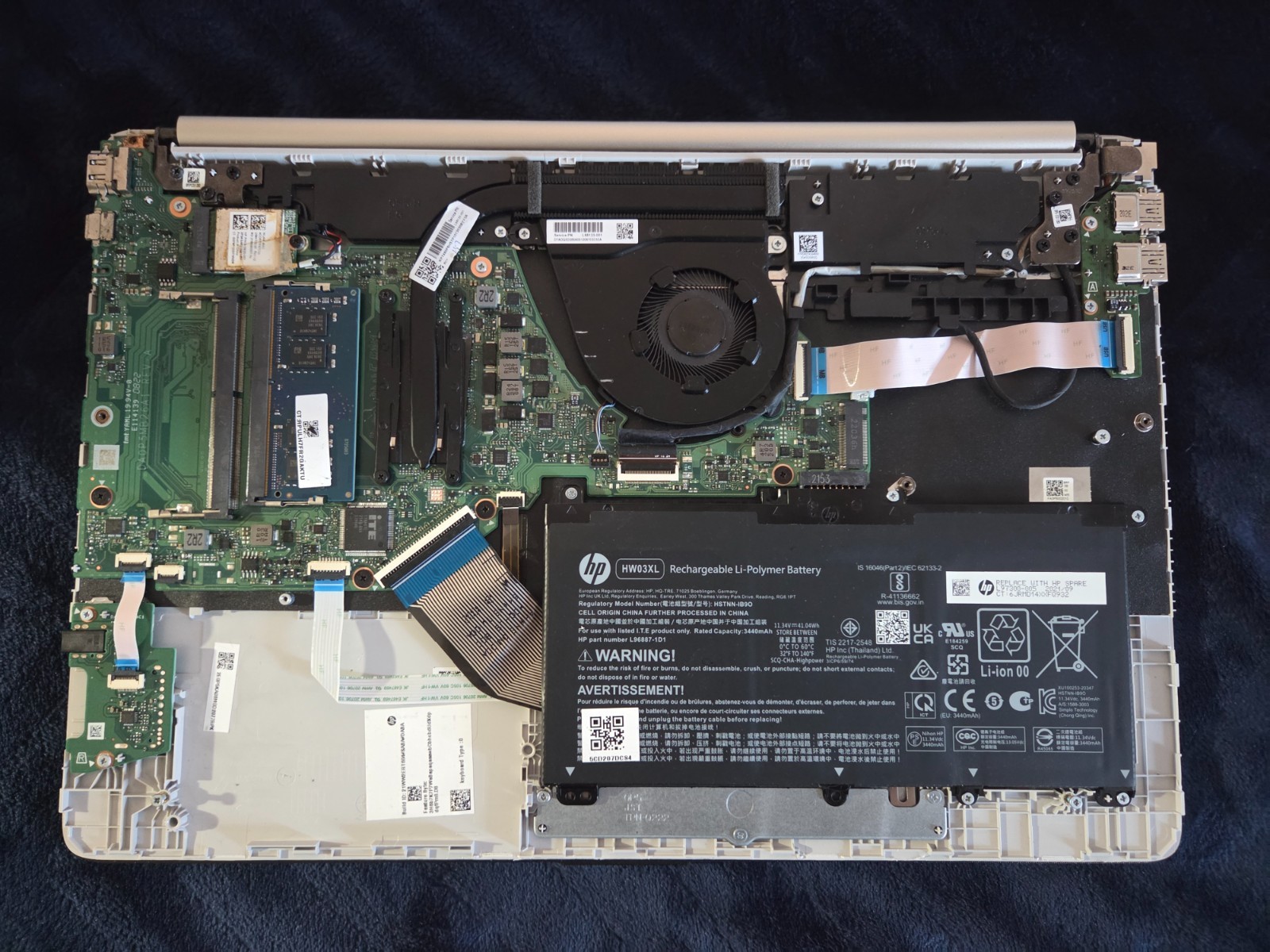 HP 15z-EF1000 15.6″HD Core AMD Athlon 3150U 2.4GHz 8GB + Charger