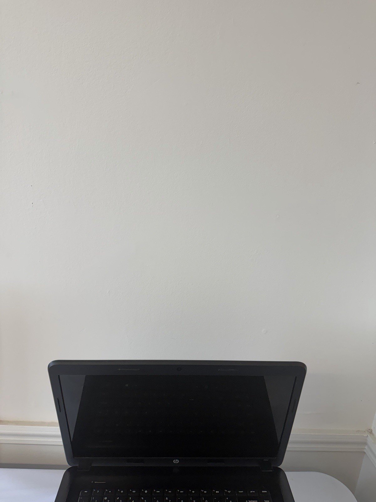 HP Notebook 2000 Laptop – Good Screen – AMD E-300 – RAM 4 GB – Read Des