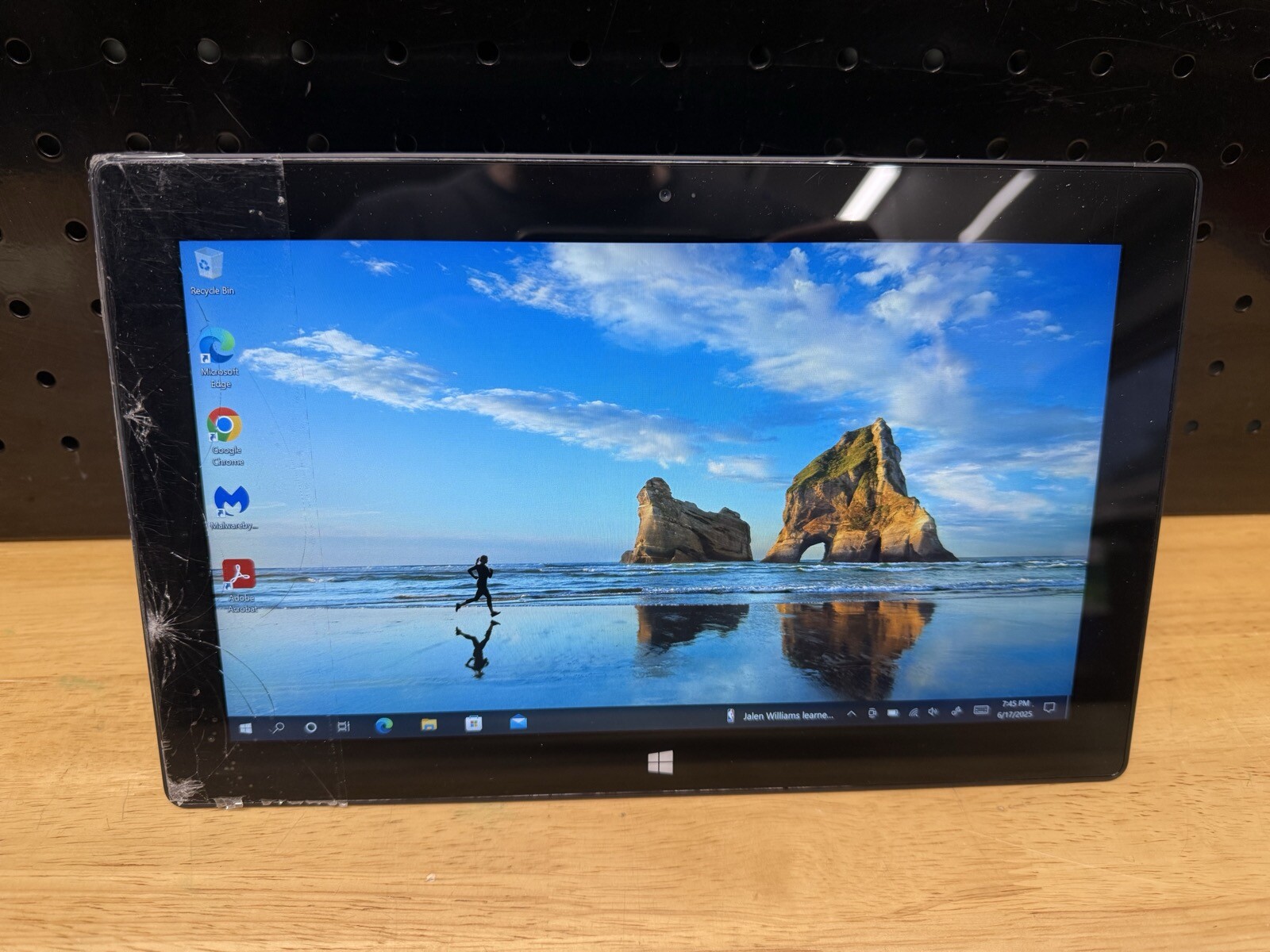 10.6″ Surface Pro Intel i5-3317U @ 1.7GHz / 4GB RAM / 64GB SSD / Cracked Screen