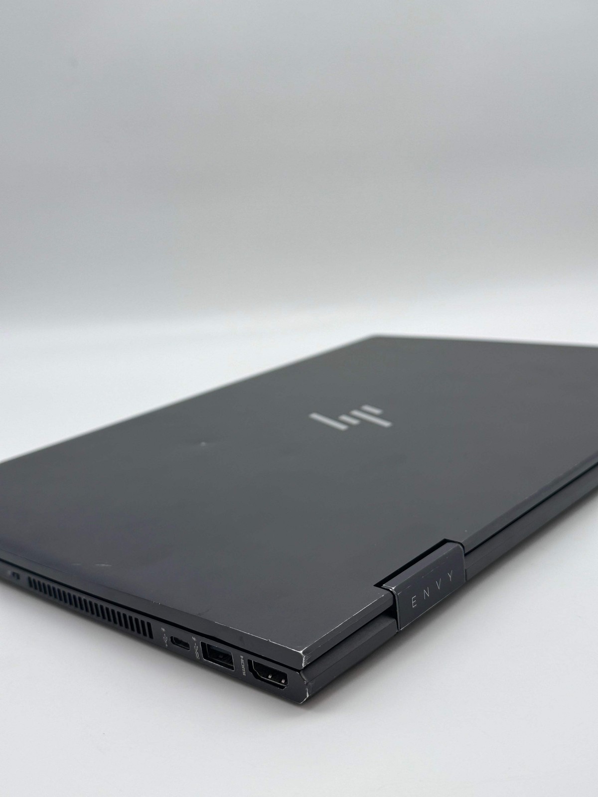 HP ENVY x360 15.6″ Laptop AMD Ryzen 5 4500U Series 8GB RAM 512GB w/ Charger