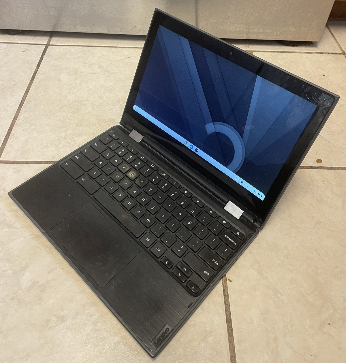 Lenovo 300e 2nd Gen 11.6″ Chromebook 32GB 4GB RAM Celeron N4020-Cracked screen