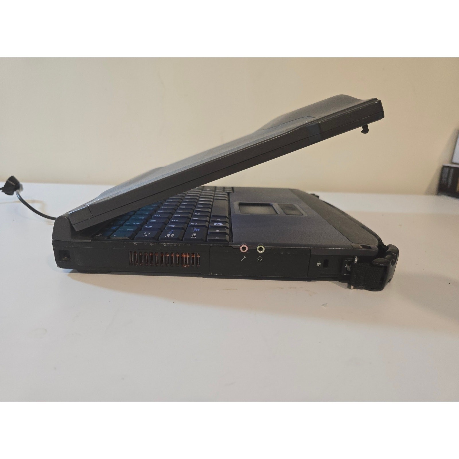 GENERAL DYNAMICS GD6000 Rugged Laptop Intel Core 2 Duo 2GB RAM NO HDD Boots BIOS