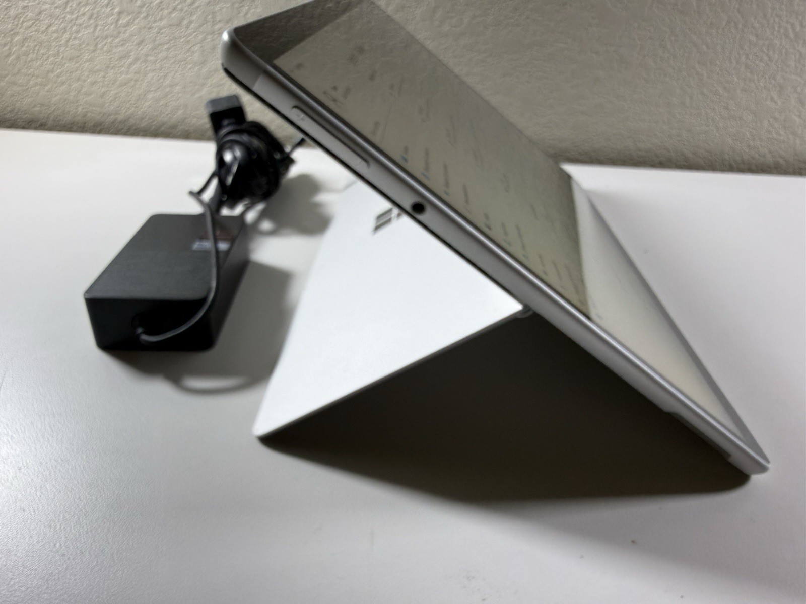 Microsoft Surface Pro 8 (1982) i5-1145G7 – 16GB RAM – 256GB 120Hz – Win 11 Pro