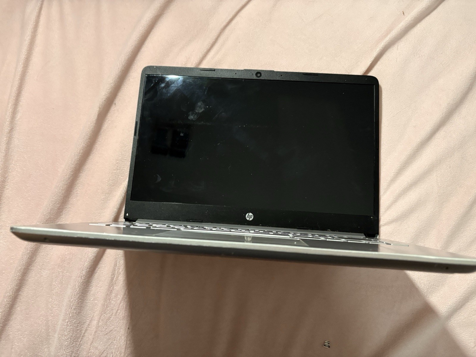 HP Laptop ( one out of two Ram slots are broken ) READ DESCRIPTION