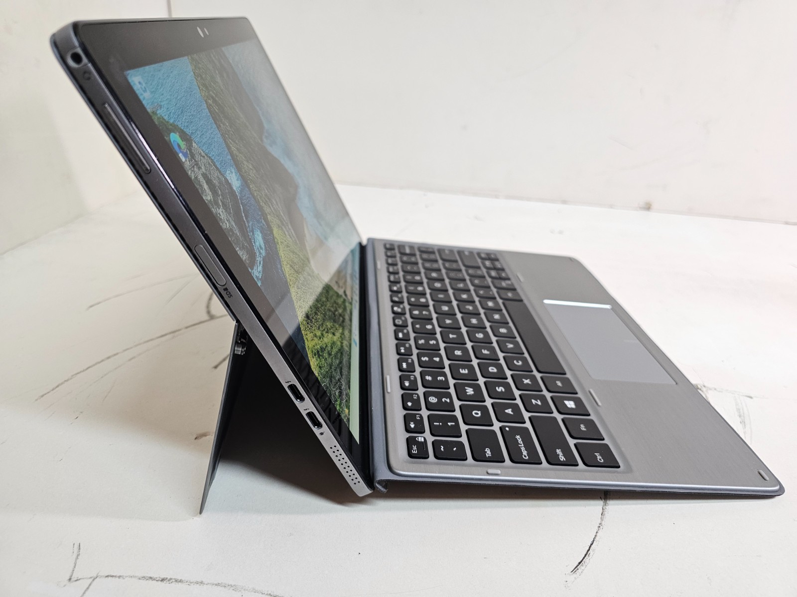 Dell Latitude 7200 2 in 1 Tablet Laptop 1.9 GHz i7 16GB 256GB 12.3″ Touchscreen
