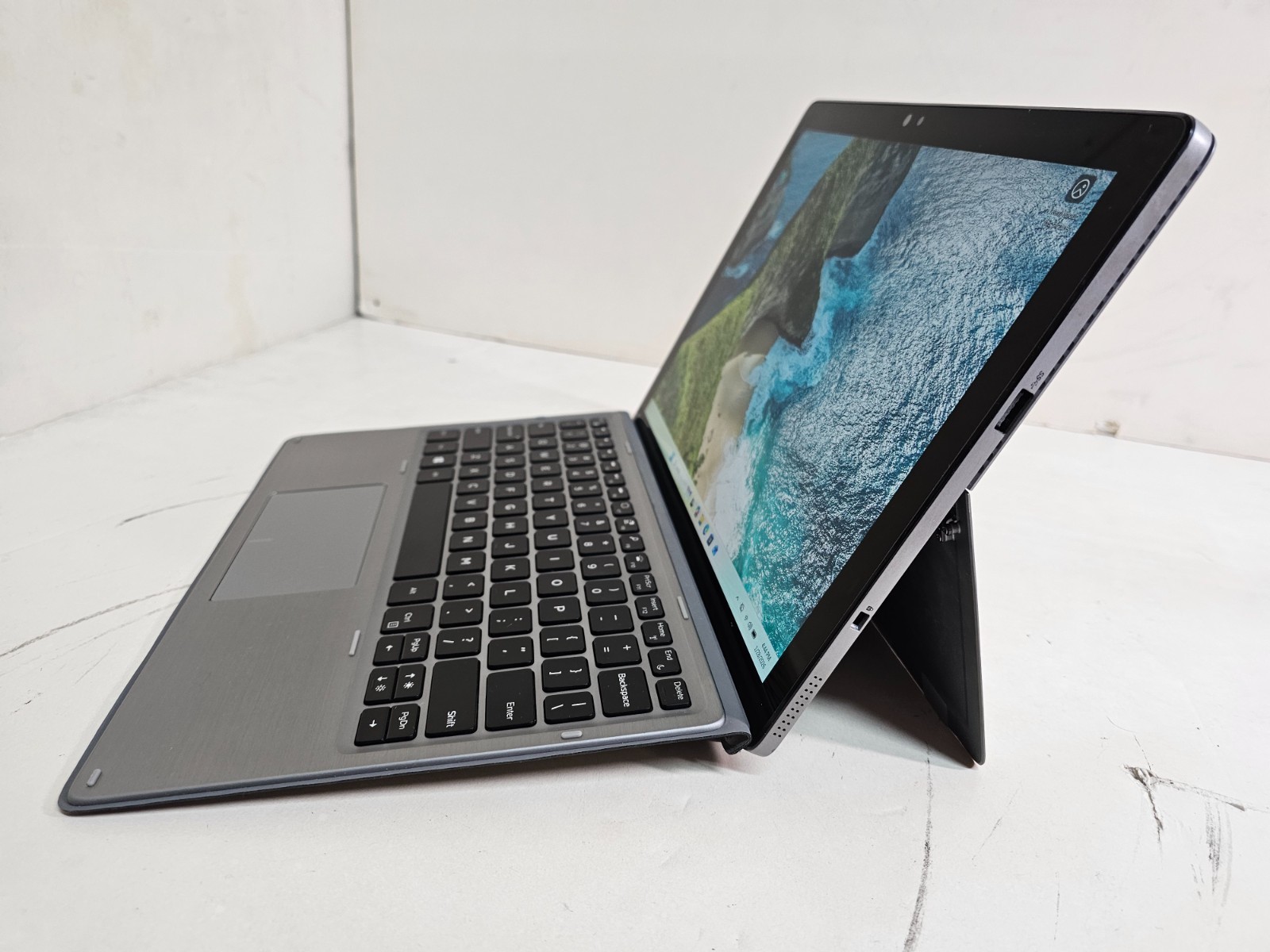 Dell Latitude 7200 2 in 1 Tablet Laptop 1.9 GHz i7 16GB 256GB 12.3″ Touchscreen