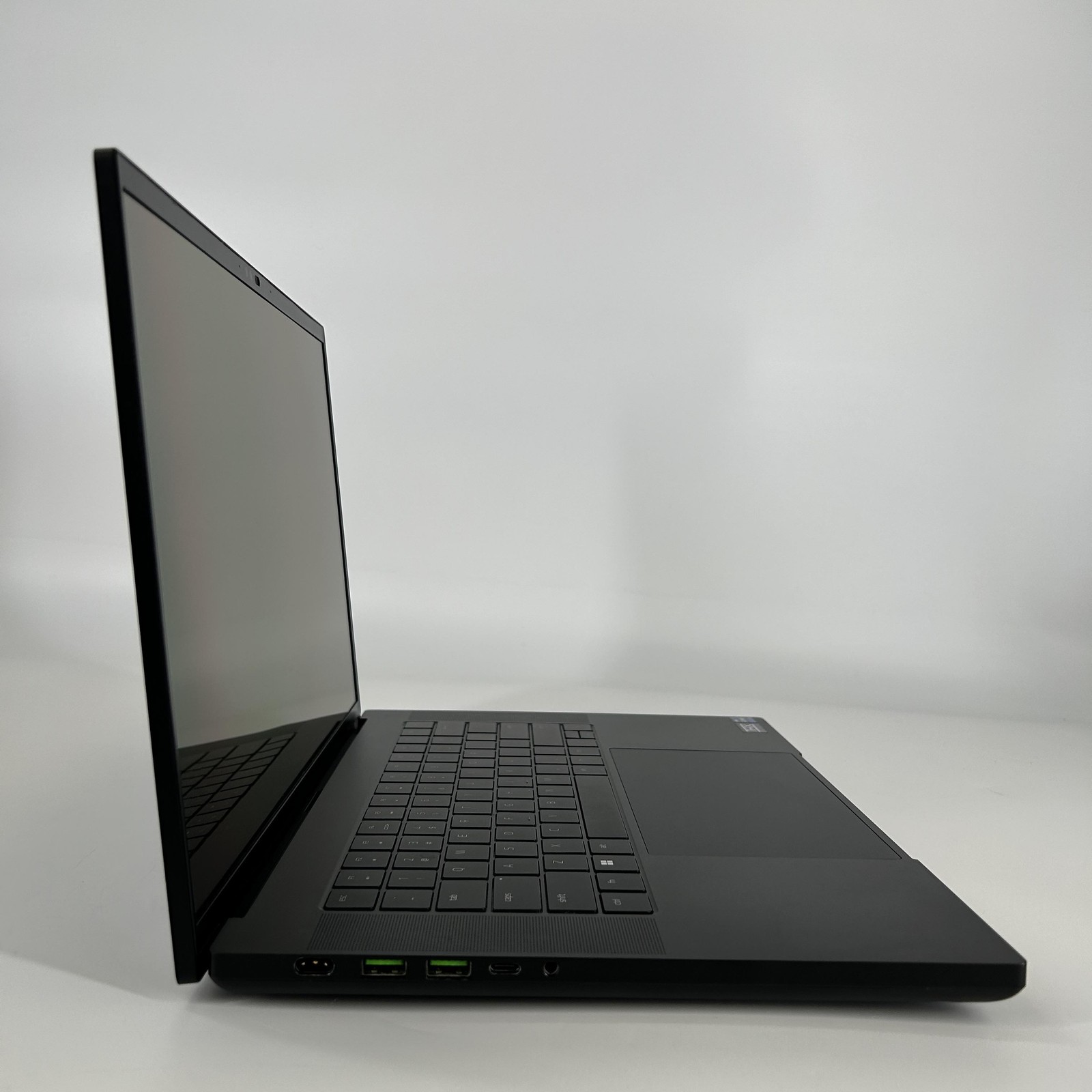 Razer Blade 16 240Hz QHD+ 2024 2.2 GHz i9-14900HX 32GB 2TB SSD RTX 4090 Good