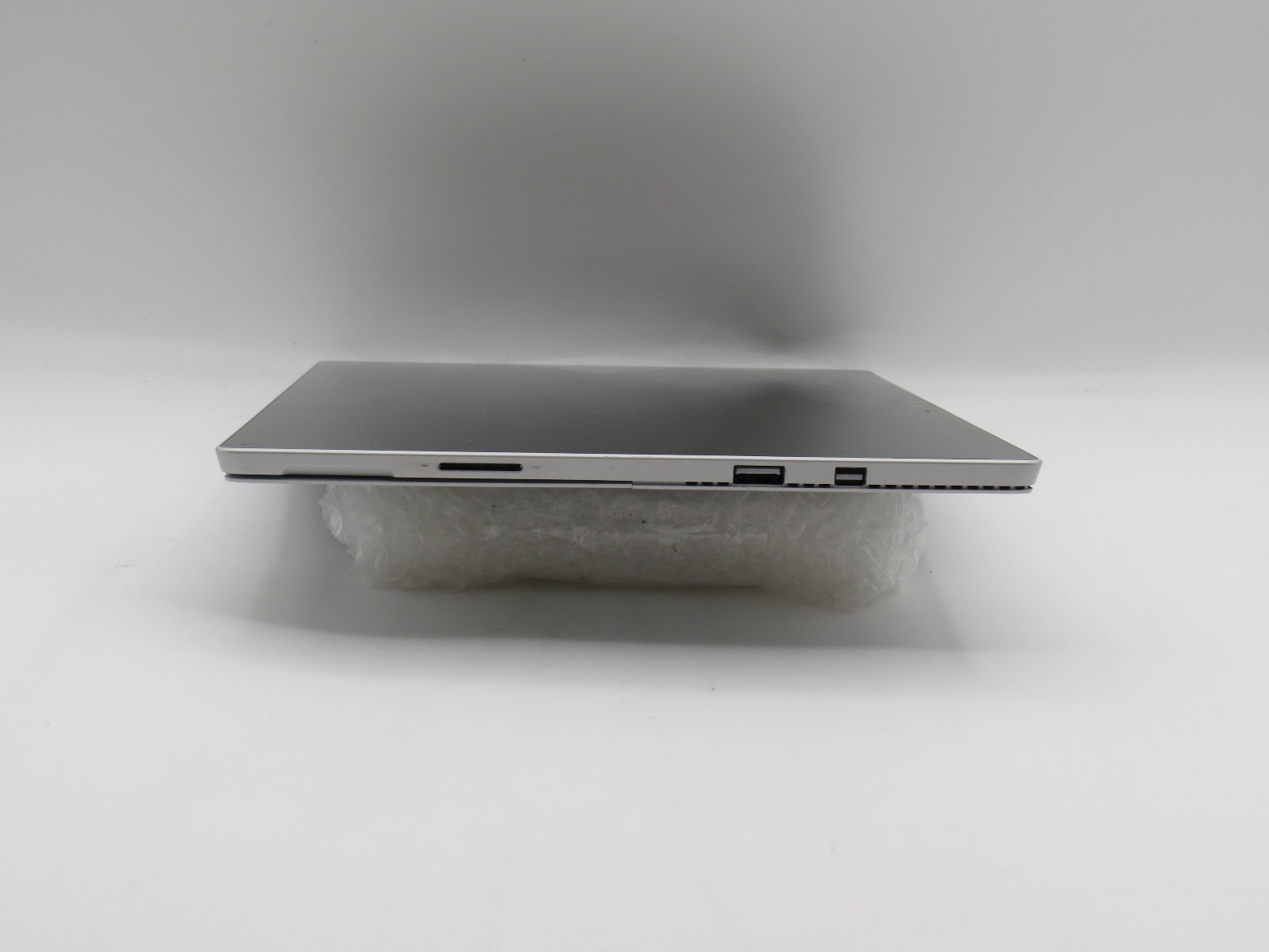 Surface Pro 4 1724 | i5-6300U @ 2.4GHz | 8GB DDR3 | 12″ | 256GB SSD | No OS/AC