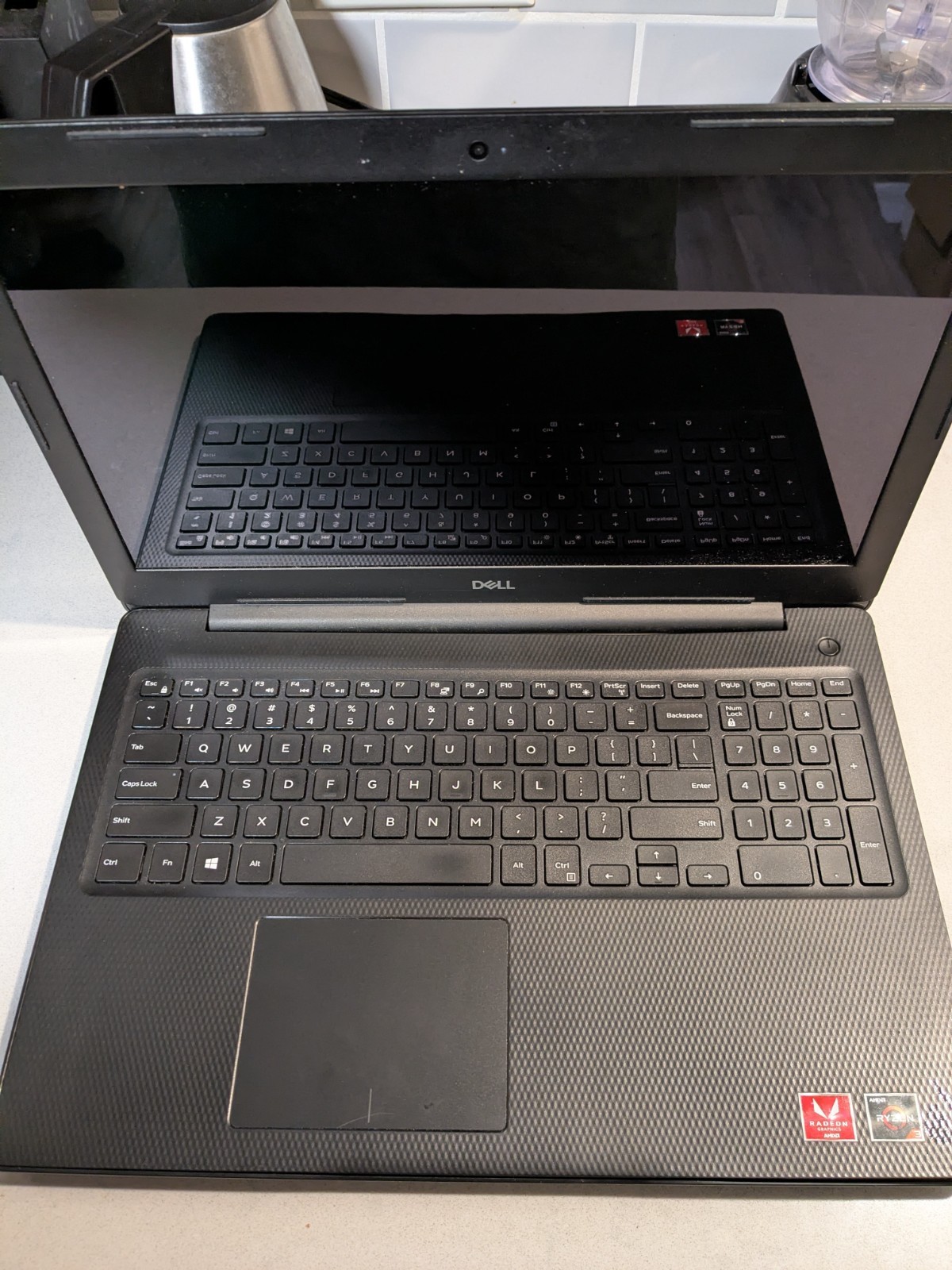 Dell Inspiron 3585 Laptop 15.6″ Ryzen 3 2200U 8GB Radeon Vega No HDD No OS