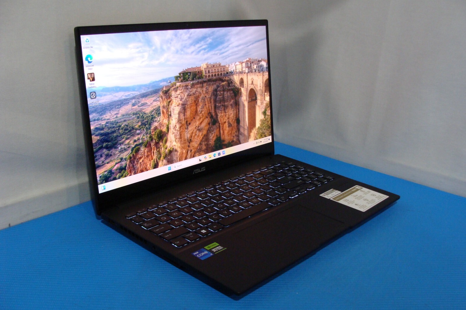 Asus Creator Q530VJ 15.6″ FHD OLED i7-13620H 2.4GHz 16GB 512GB RTX 3050 15cycles