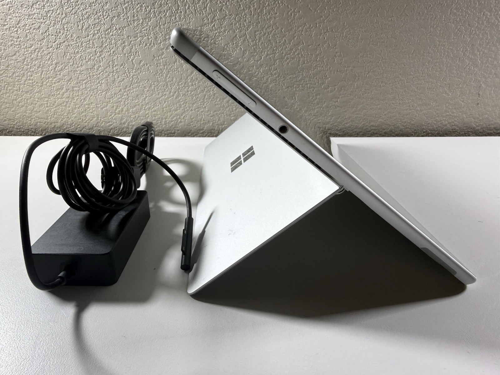 Microsoft Surface Pro 8 (1982) i5-1145G7 – 16GB RAM – 256GB 120Hz – Win 11 Pro
