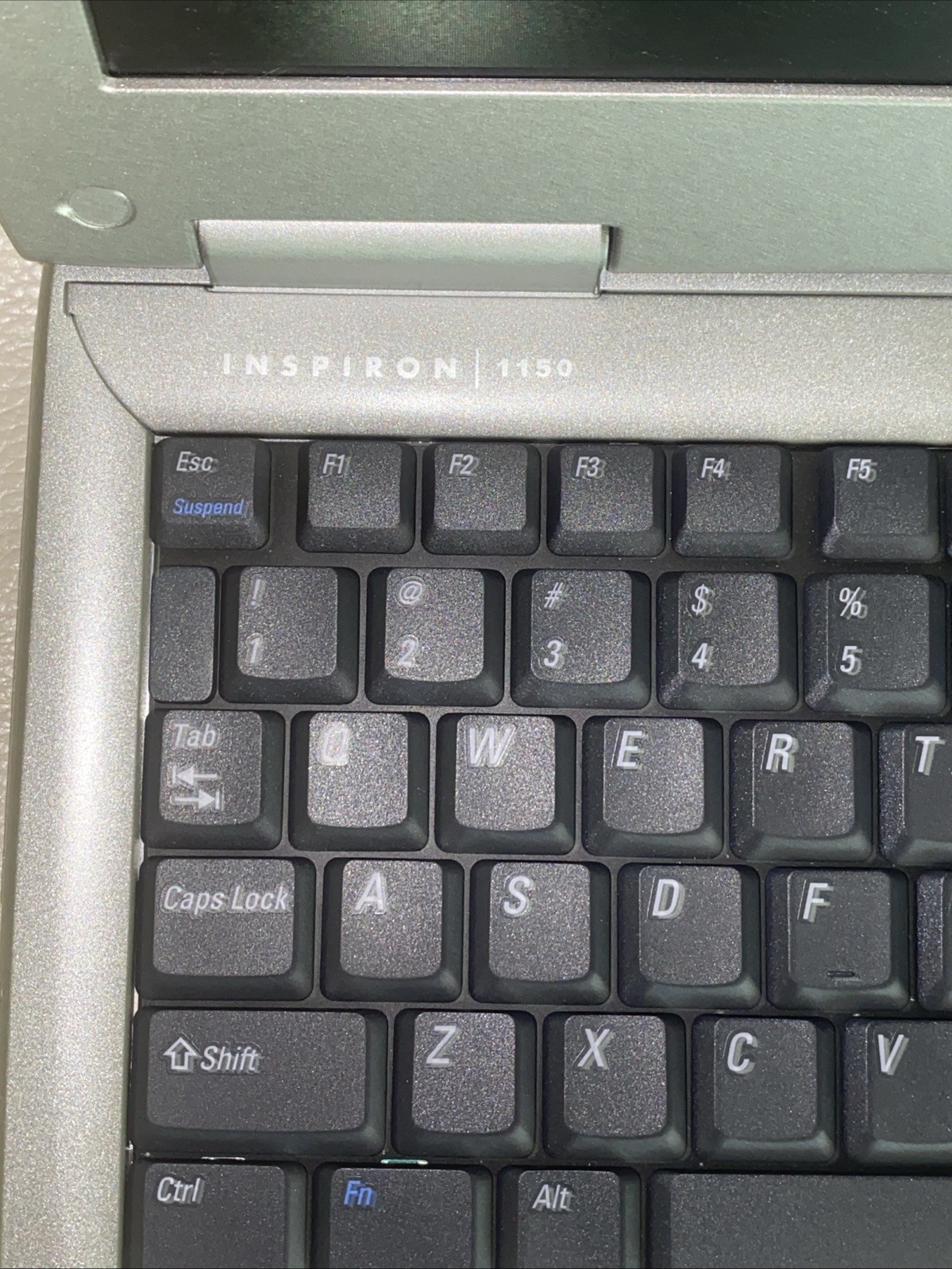 DELL INSPIRON 1150 LAPTOP — NEEDS A NEW BATTERY AND CHARGE – FOR PARTS ONLY