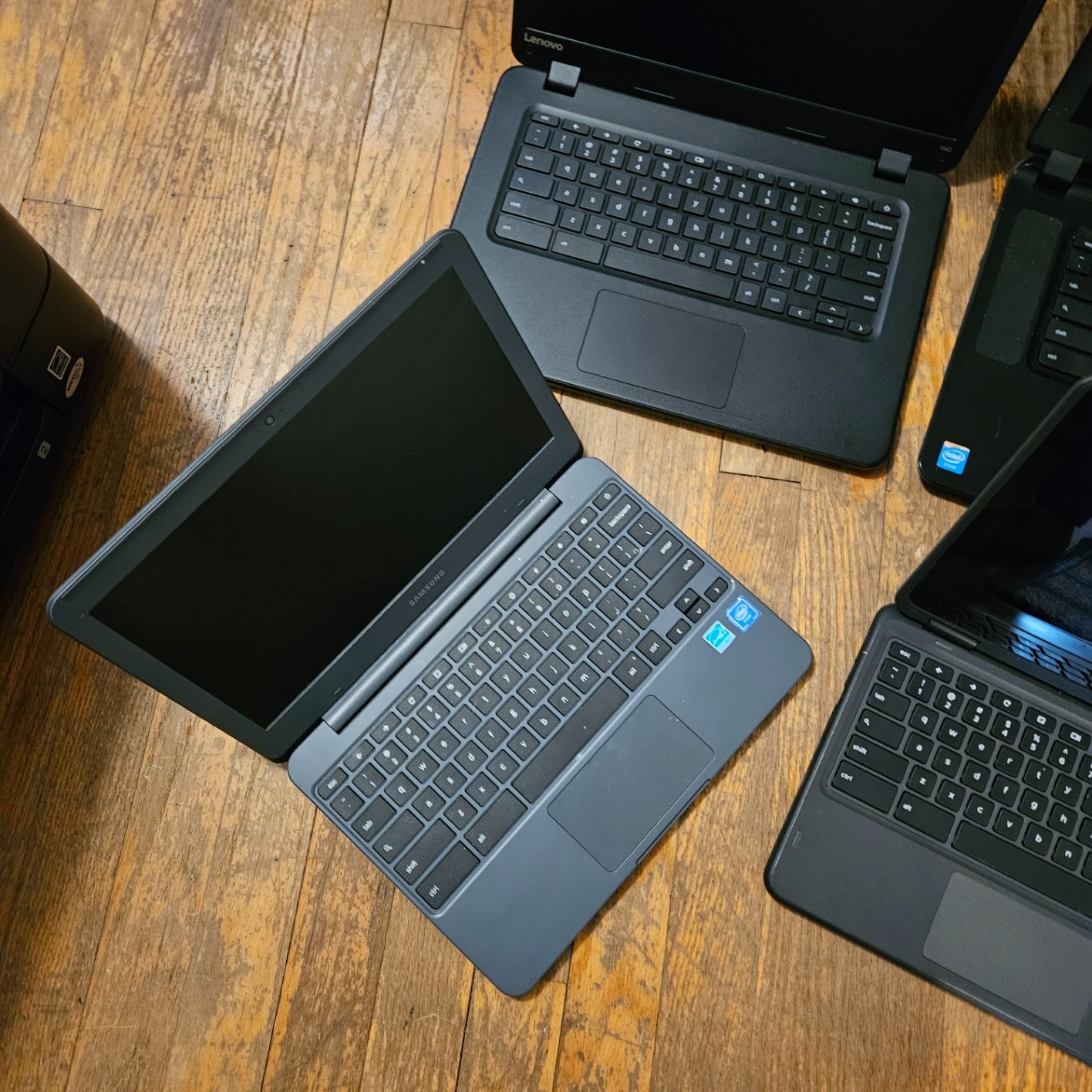 Mixed Lot 4 Chromebook Laptops Used / For parts (Description)