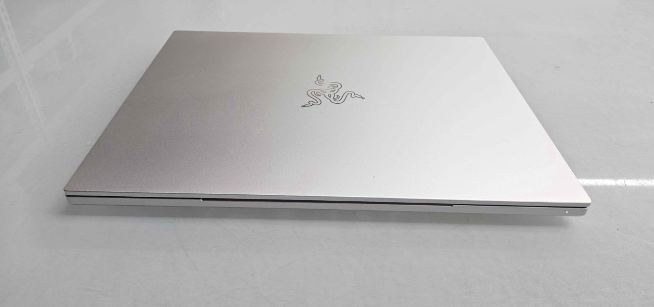 Razer Blade 14 (2025) Mercury White RTX 5070 Ryzen AI 9 365 32GB 1TB 3K OLED